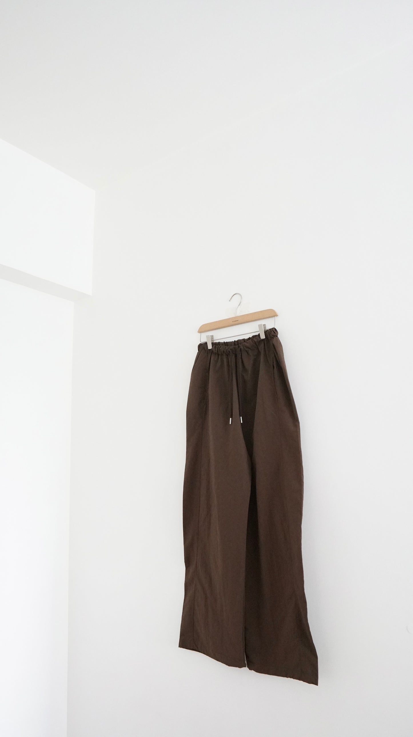 ultra-lightweight elastic pants in brown