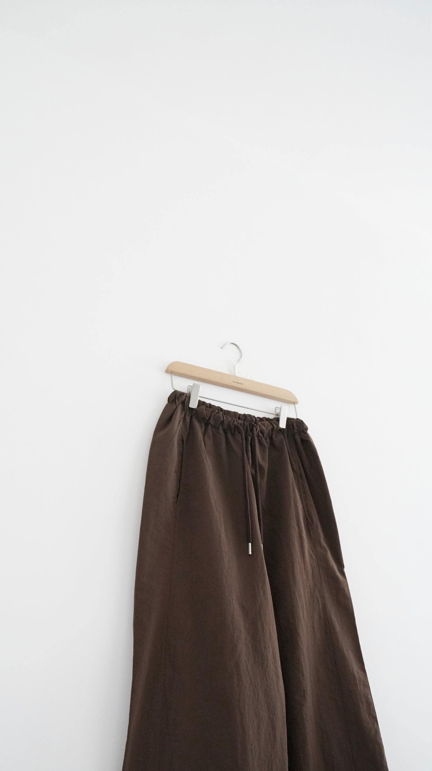 ultra-lightweight elastic pants in brown