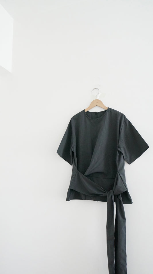 high-end ribbon tee in charcoal (pre-order)