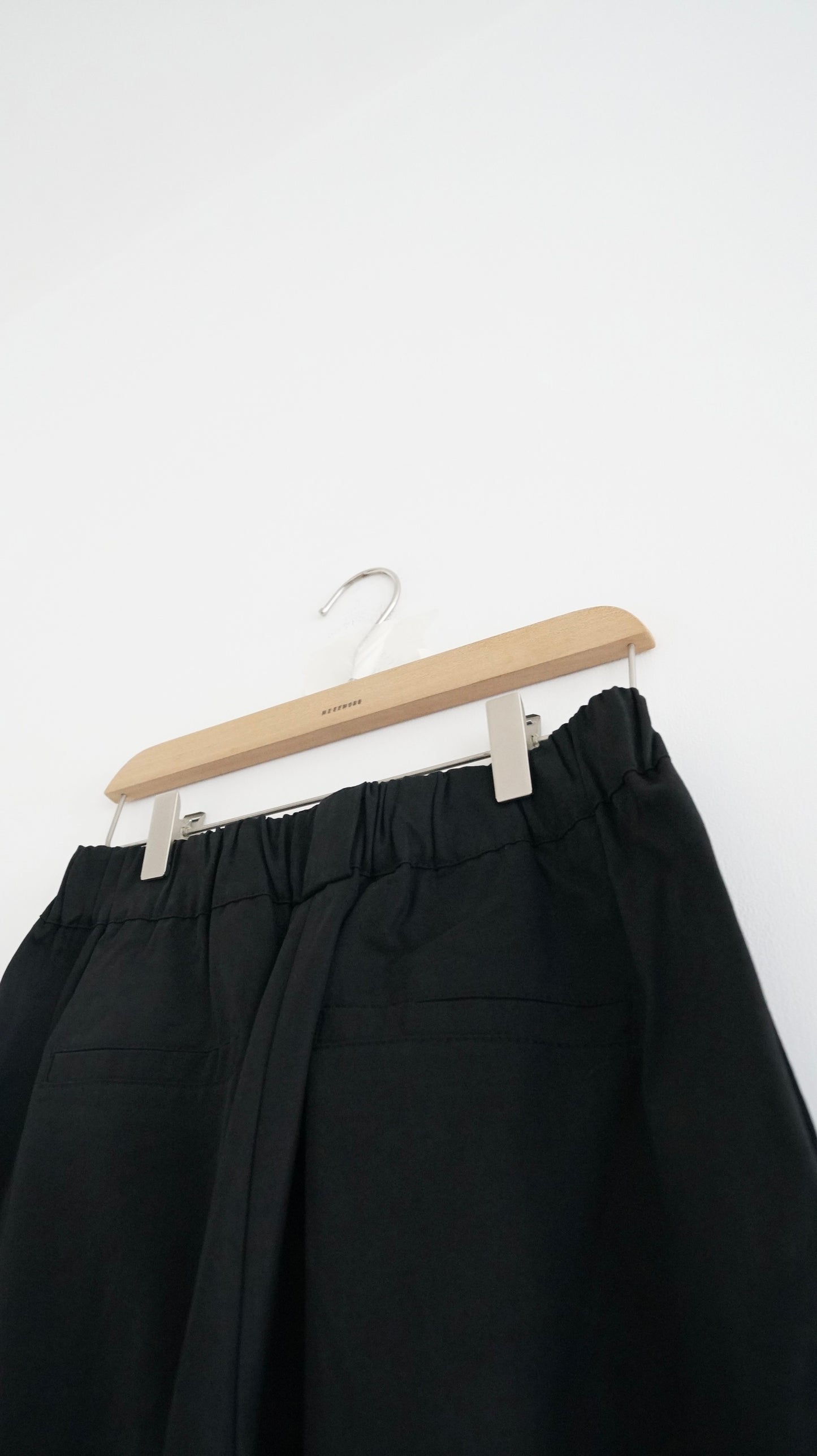 tapered nine pants in black (M)