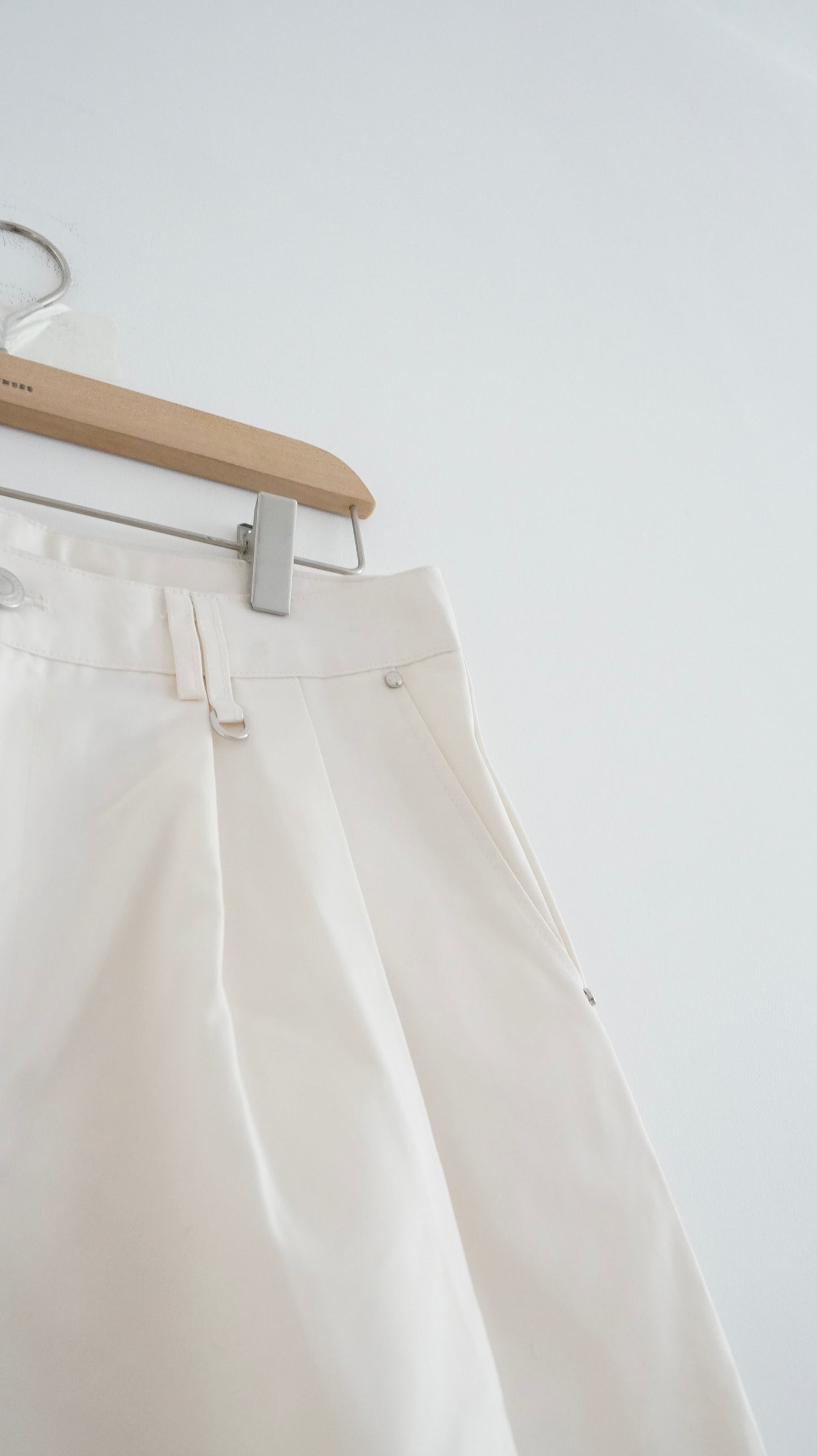 wided-leg suit shorts in ivory