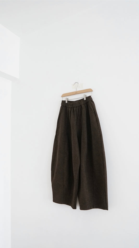 Lumi cocoon pants in brown (pre-order)
