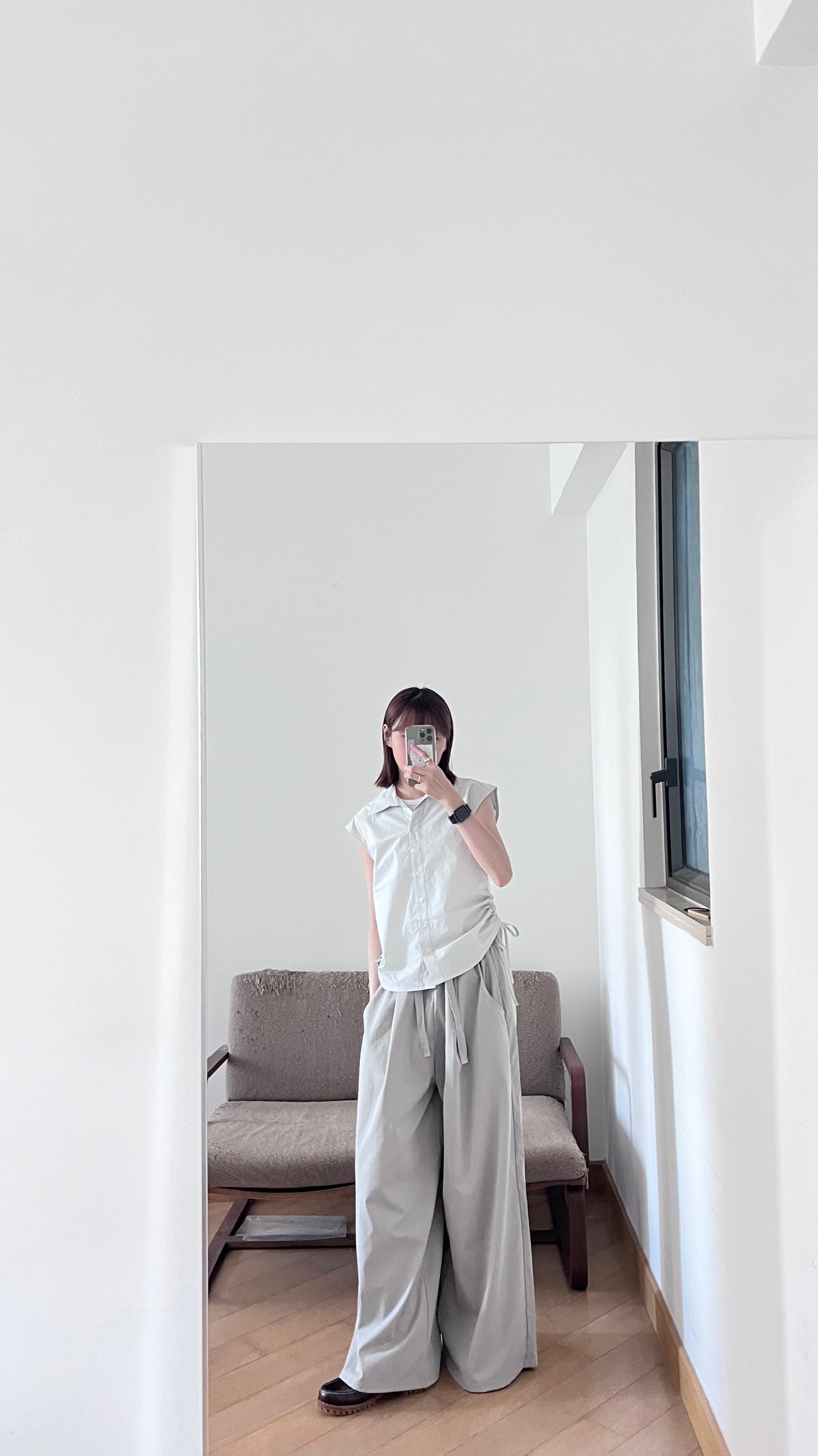 Side pleated ribbon shirt in light grey