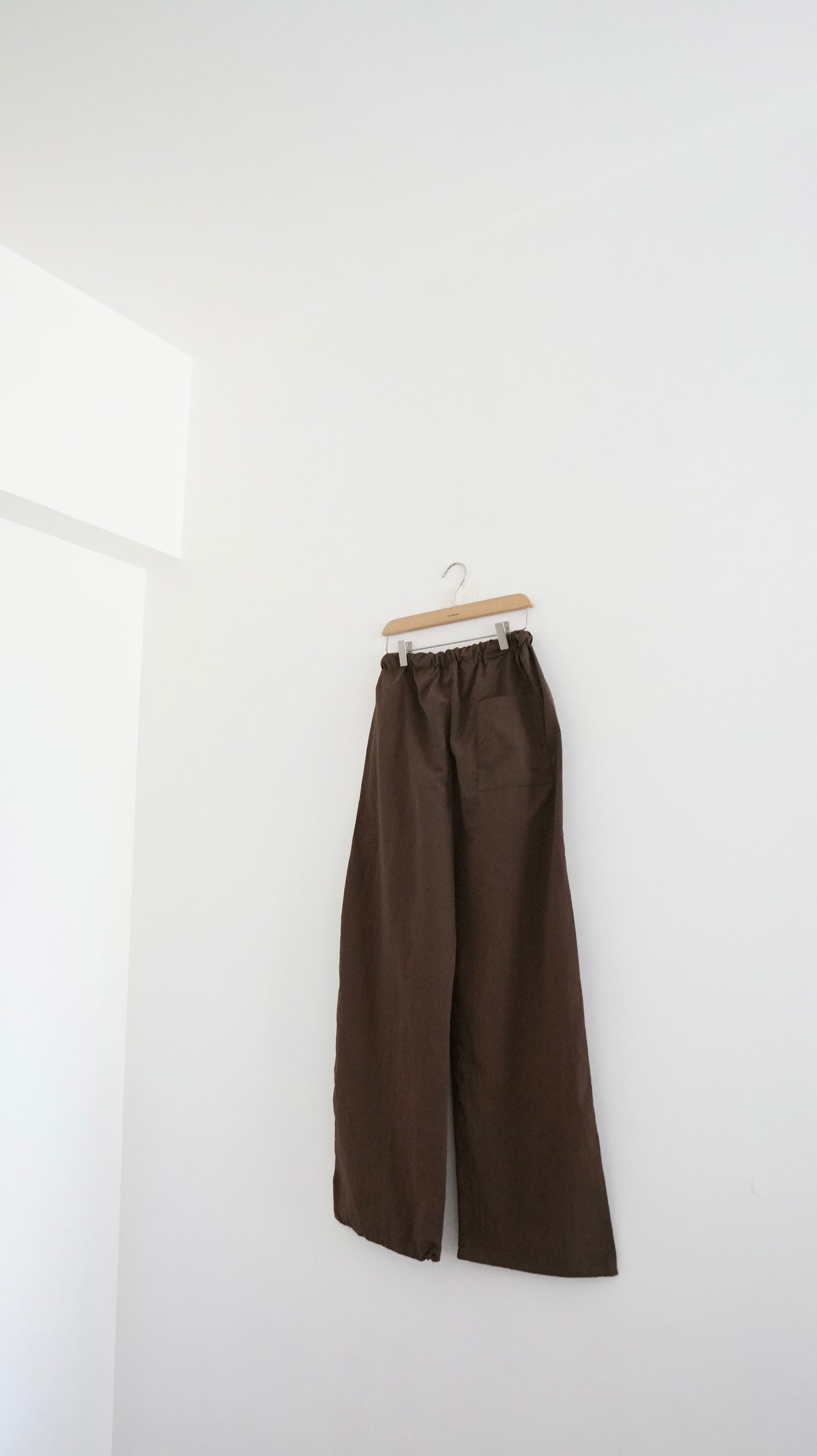ultra-lightweight elastic pants in brown
