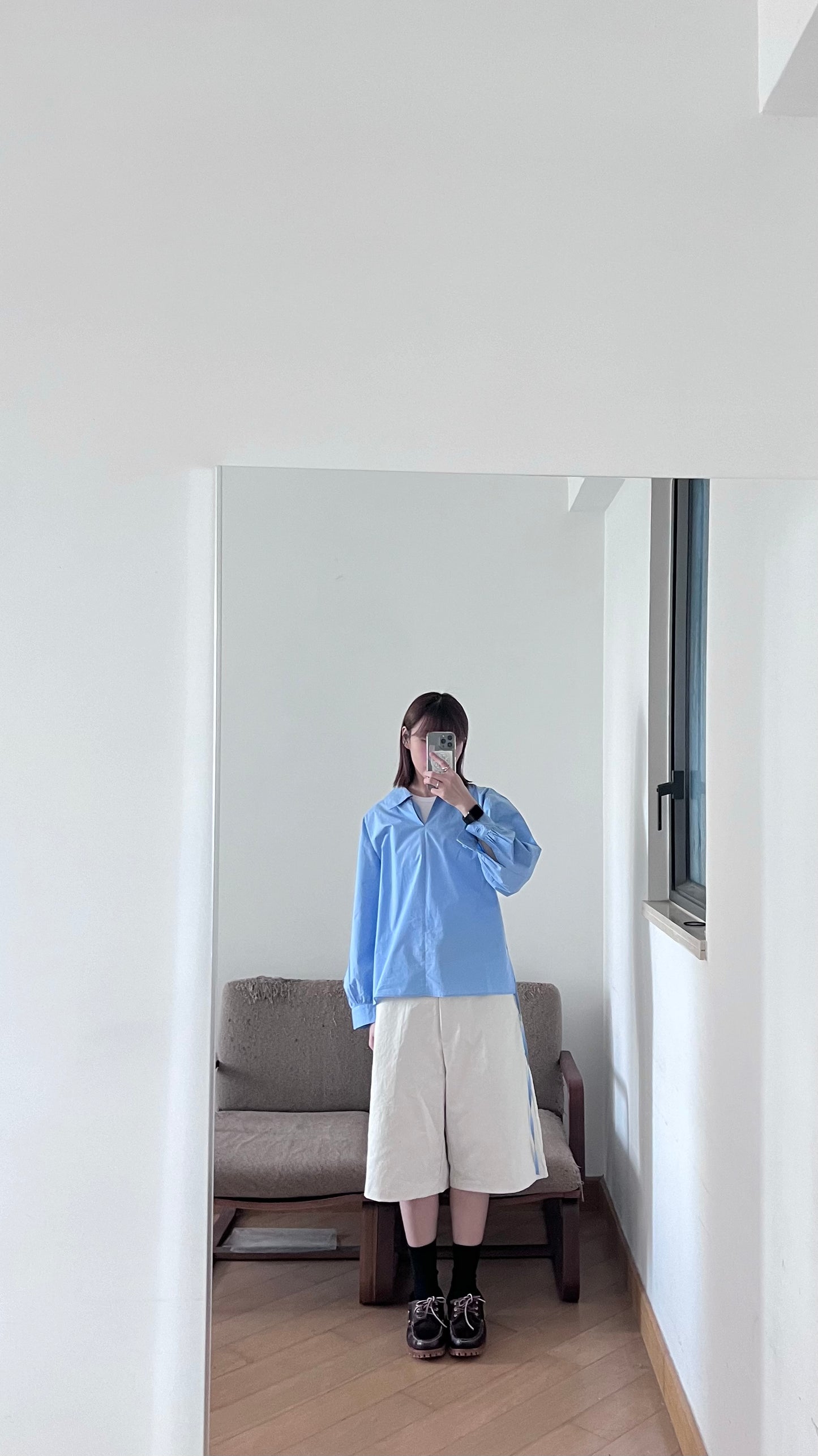 light v-neck shirt in lake blue (flawed)