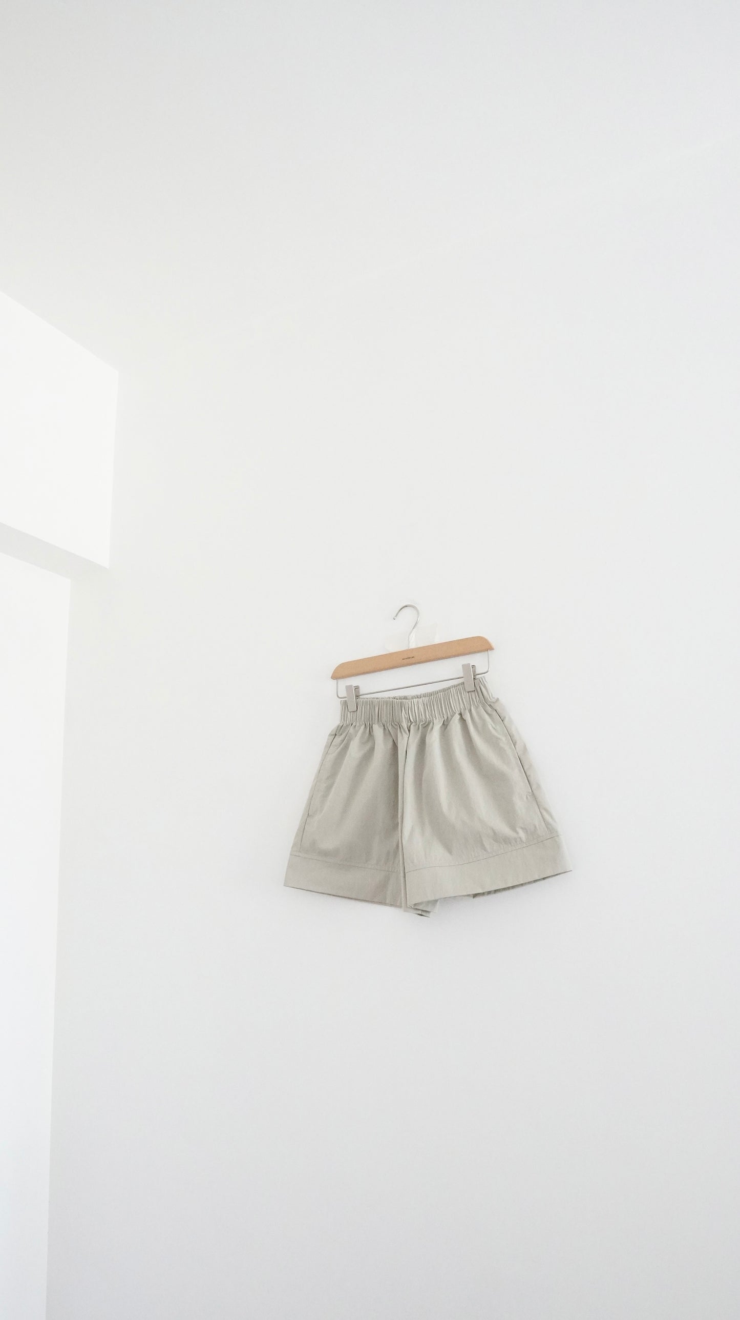 structured hem elastic shorts in beige (pre-order)