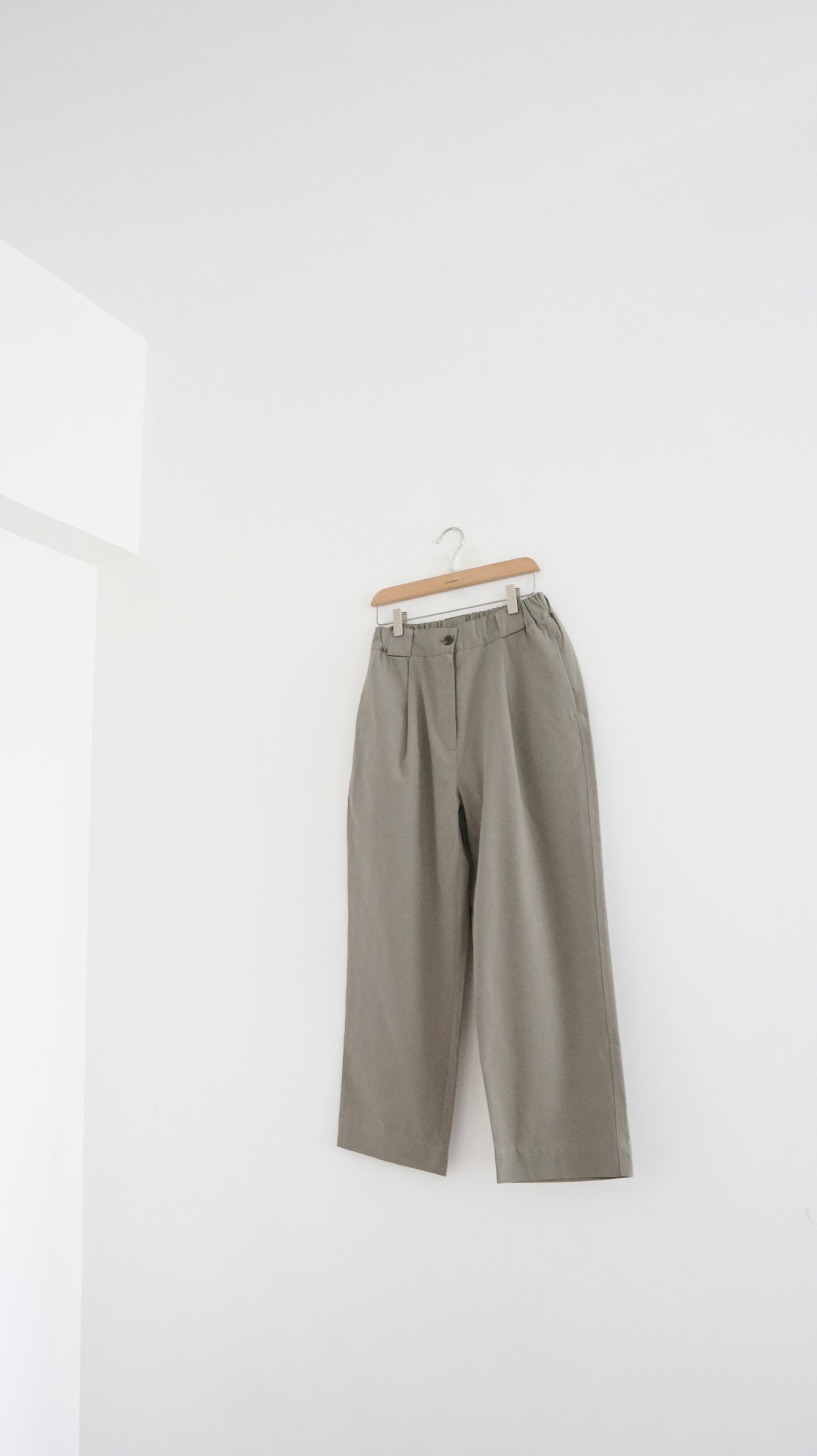 tapered nine pants in khaki(S)