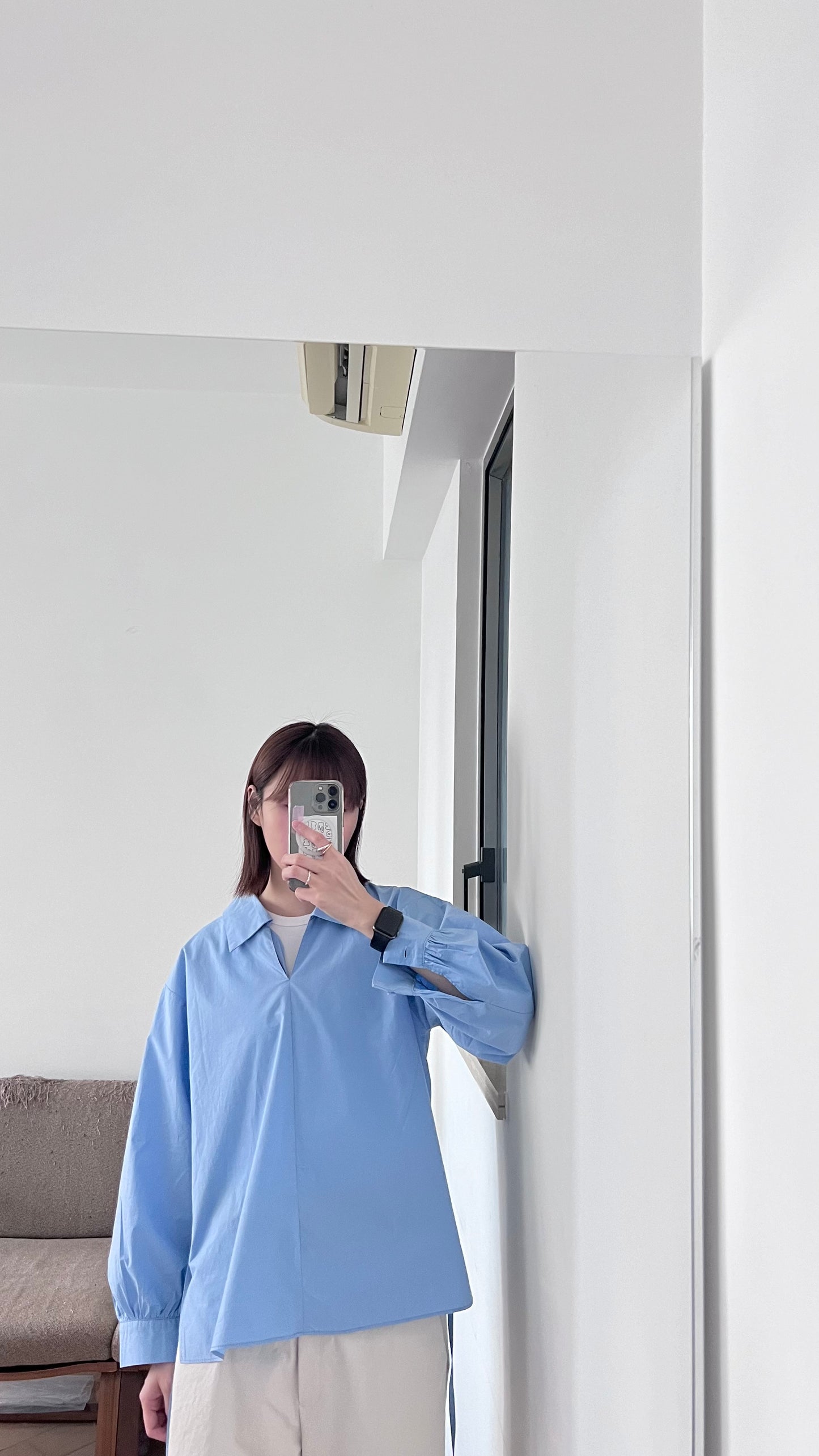 light v-neck shirt in lake blue (flawed)