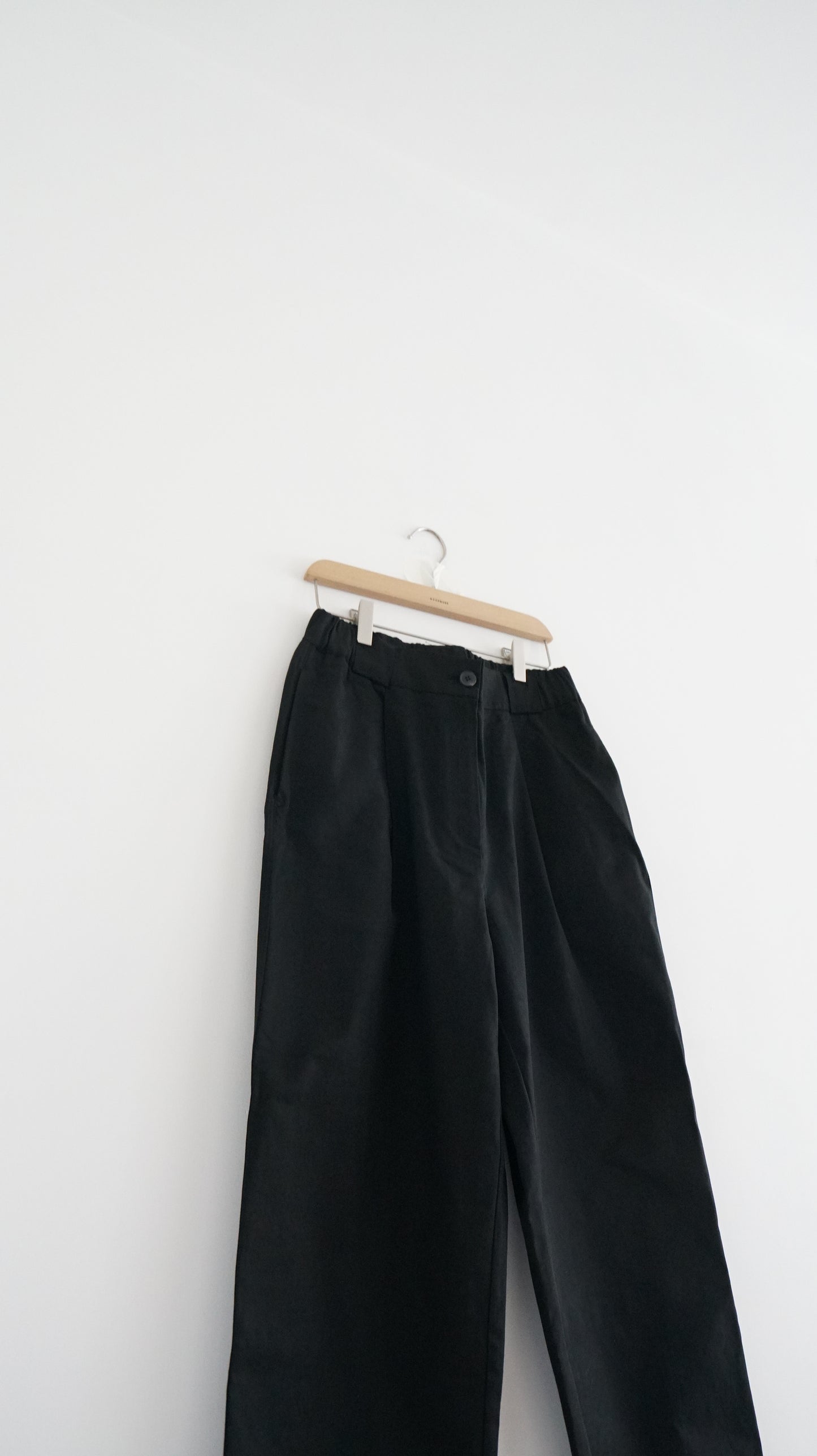 tapered nine pants in black (M)