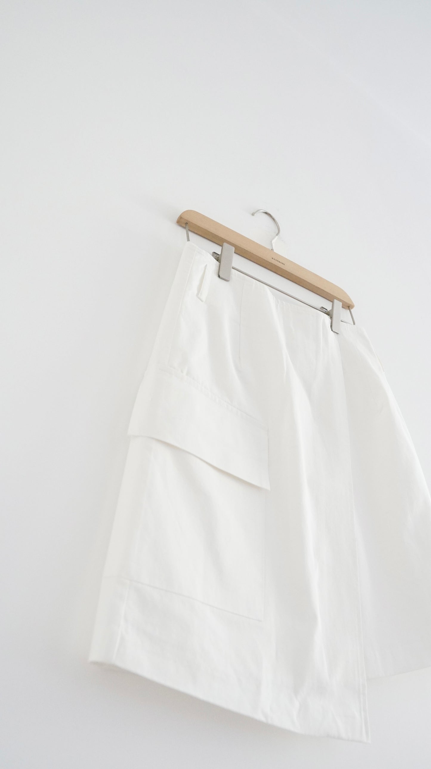 pocket midi skirt in white (flawed)