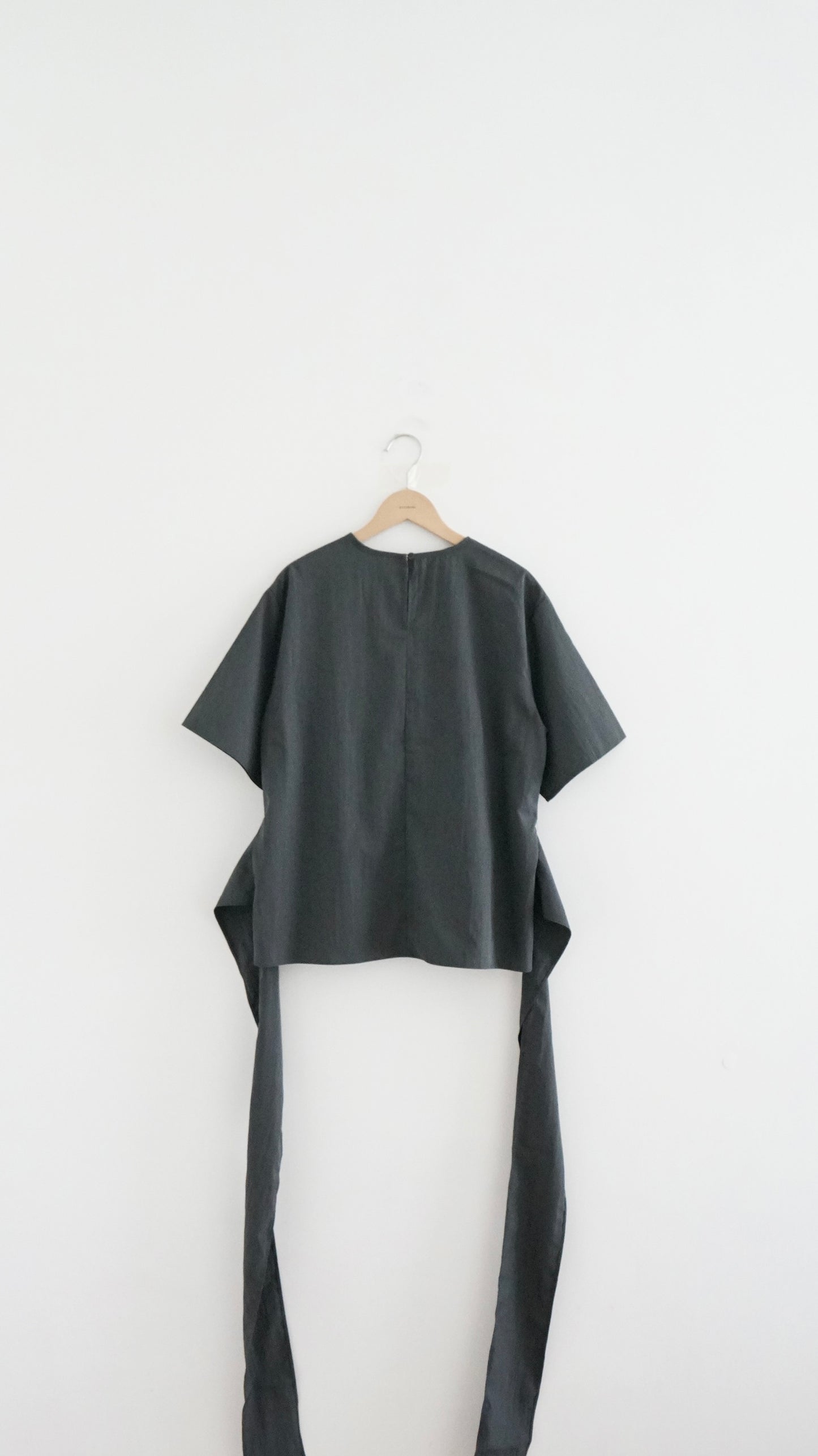 high-end ribbon tee in charcoal (pre-order)
