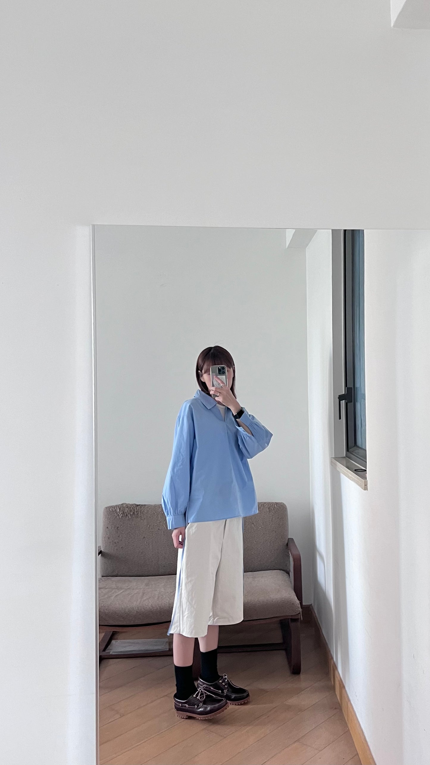 light v-neck shirt in lake blue (flawed)