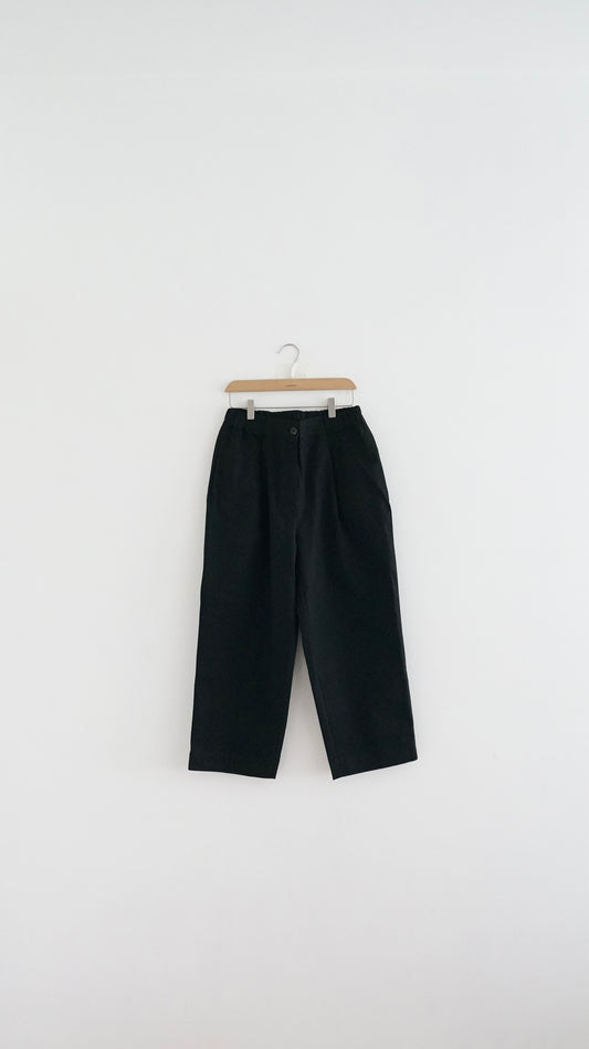 tapered nine pants in black (M)
