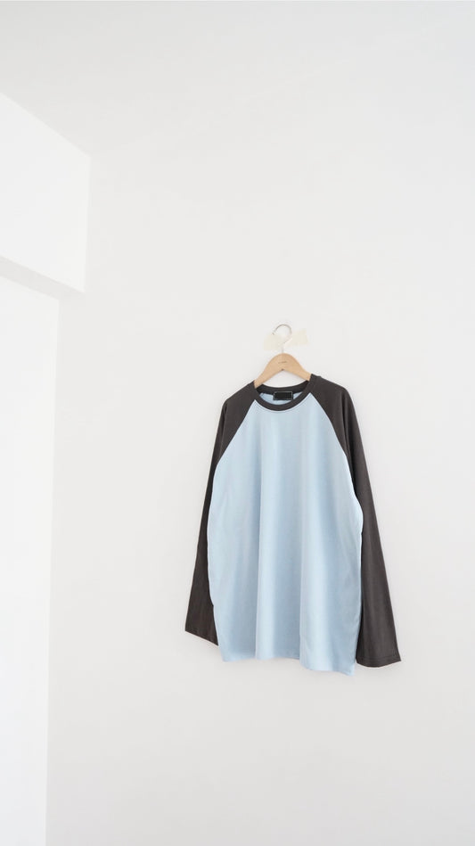 the milo color block tee in dust sora x charcoal (pre-order)