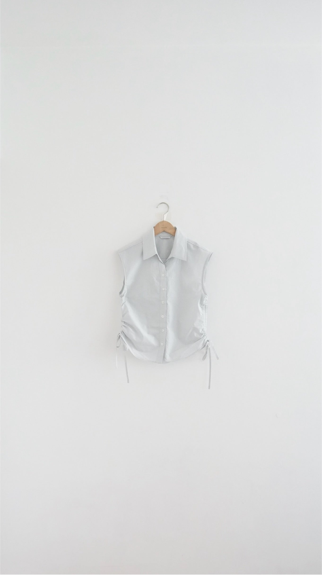 Side pleated ribbon shirt in light grey