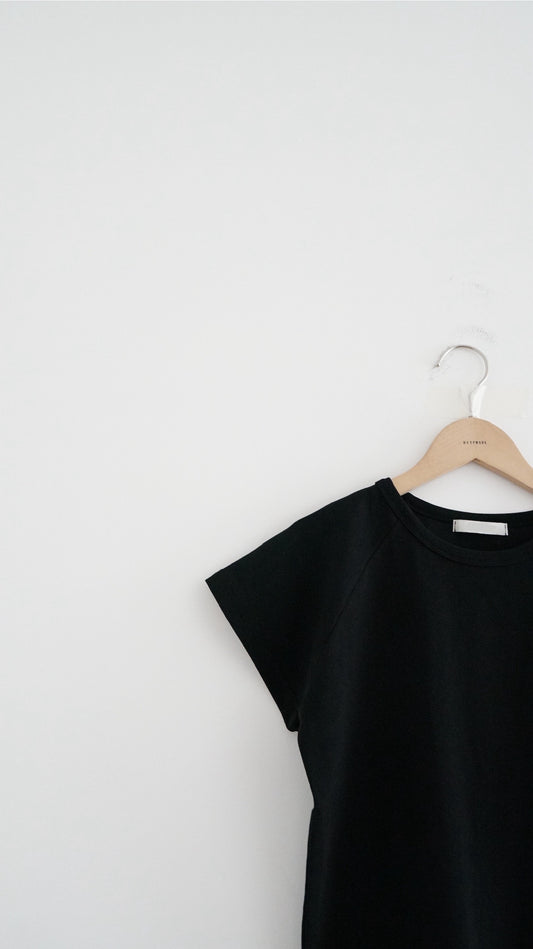 clean fit raglan sleeve tee in black (pre-order)