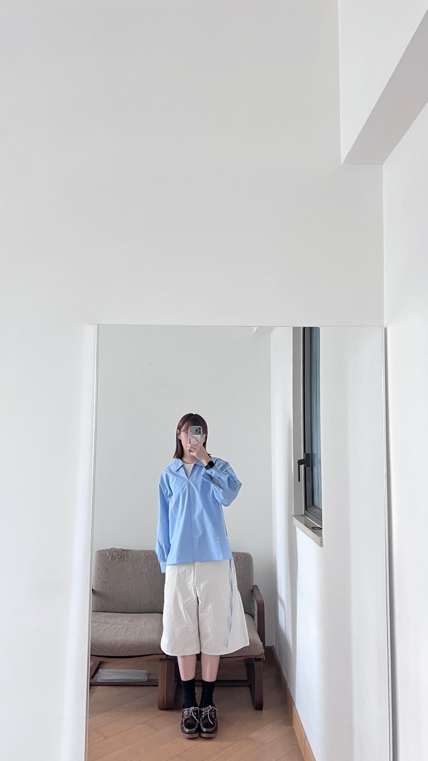 light v-neck shirt in lake blue (flawed)