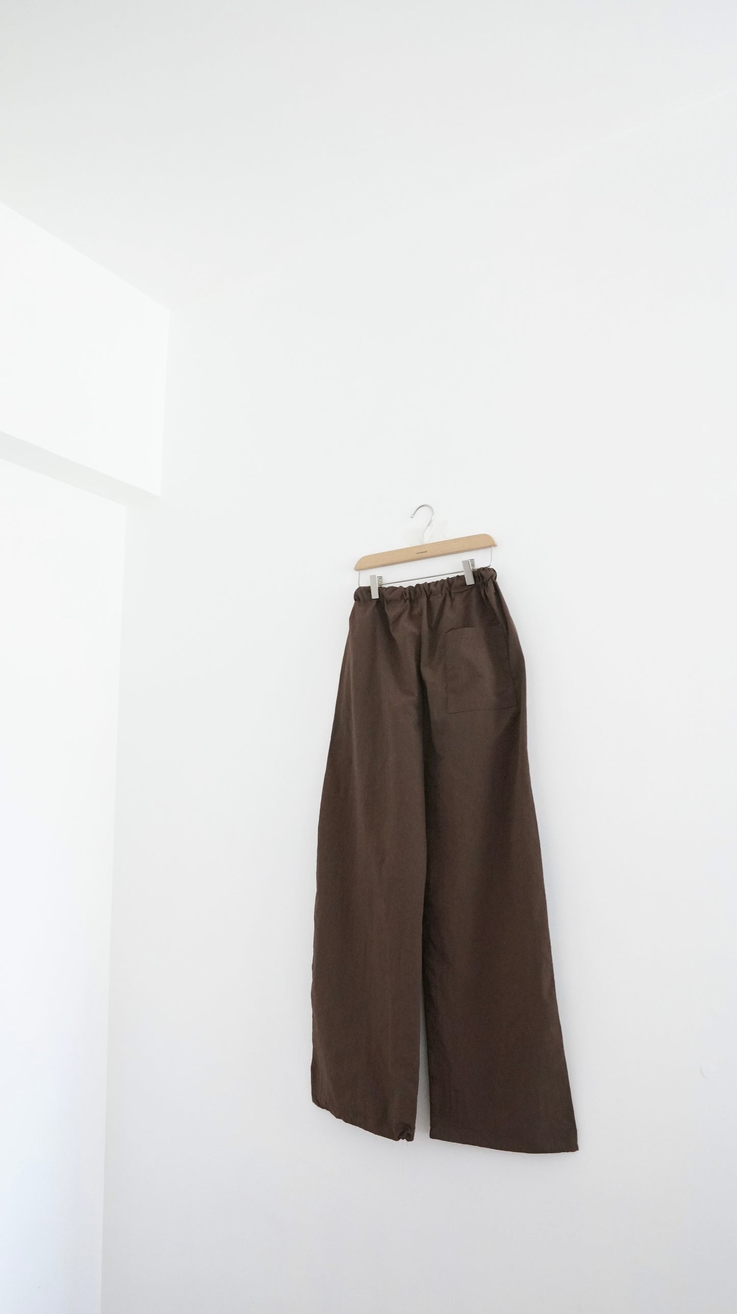 ultra-lightweight elastic pants in brown