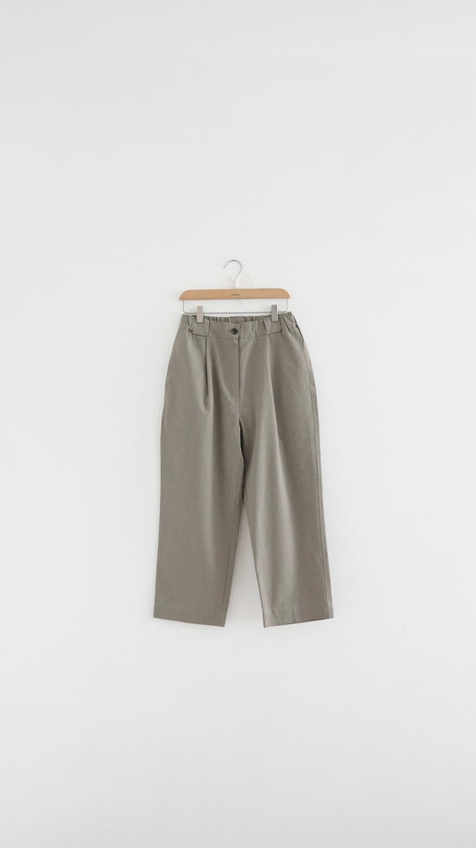 tapered nine pants in khaki(S)