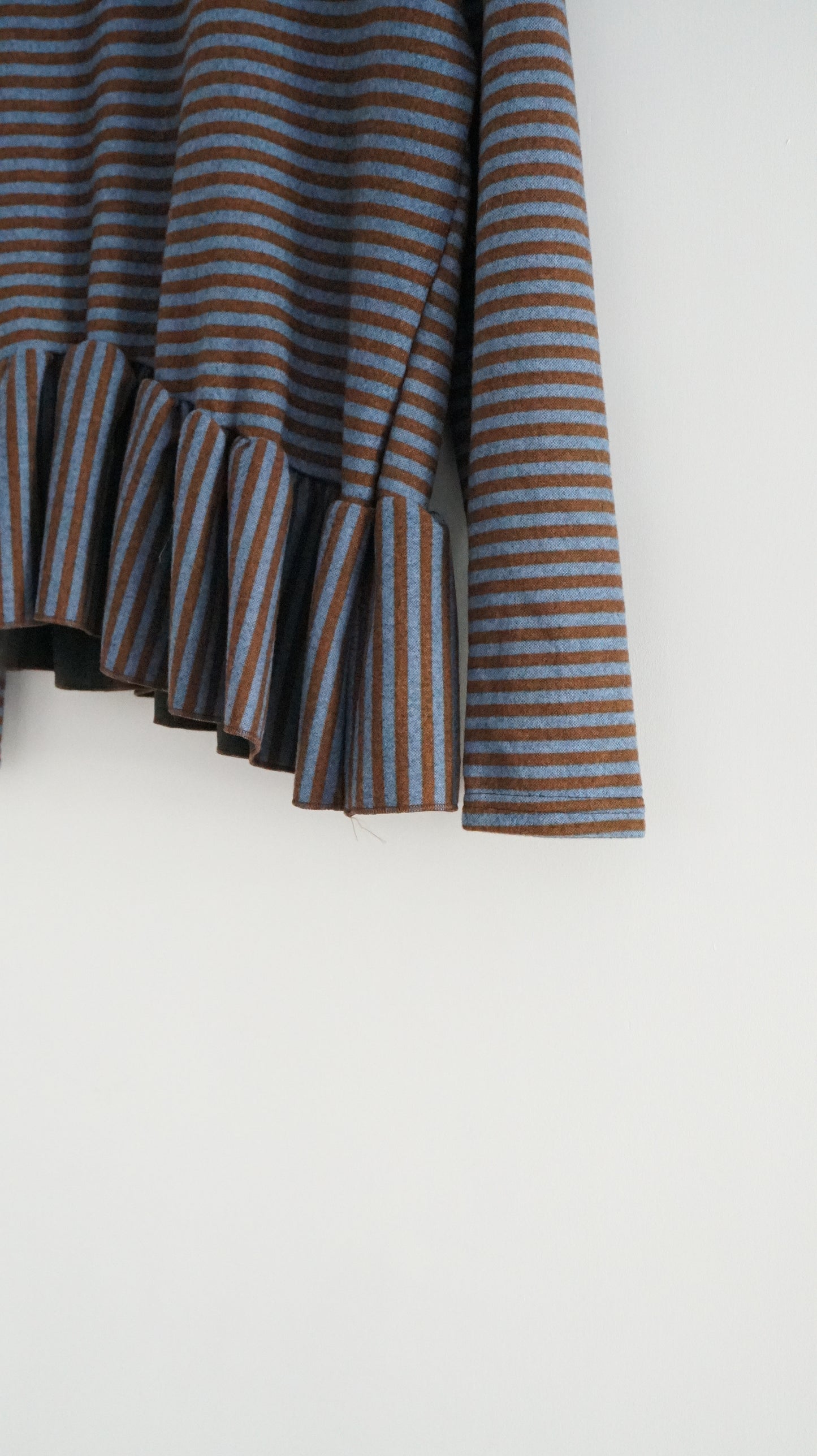 turtle-neck striped inner shirt in blue x brown