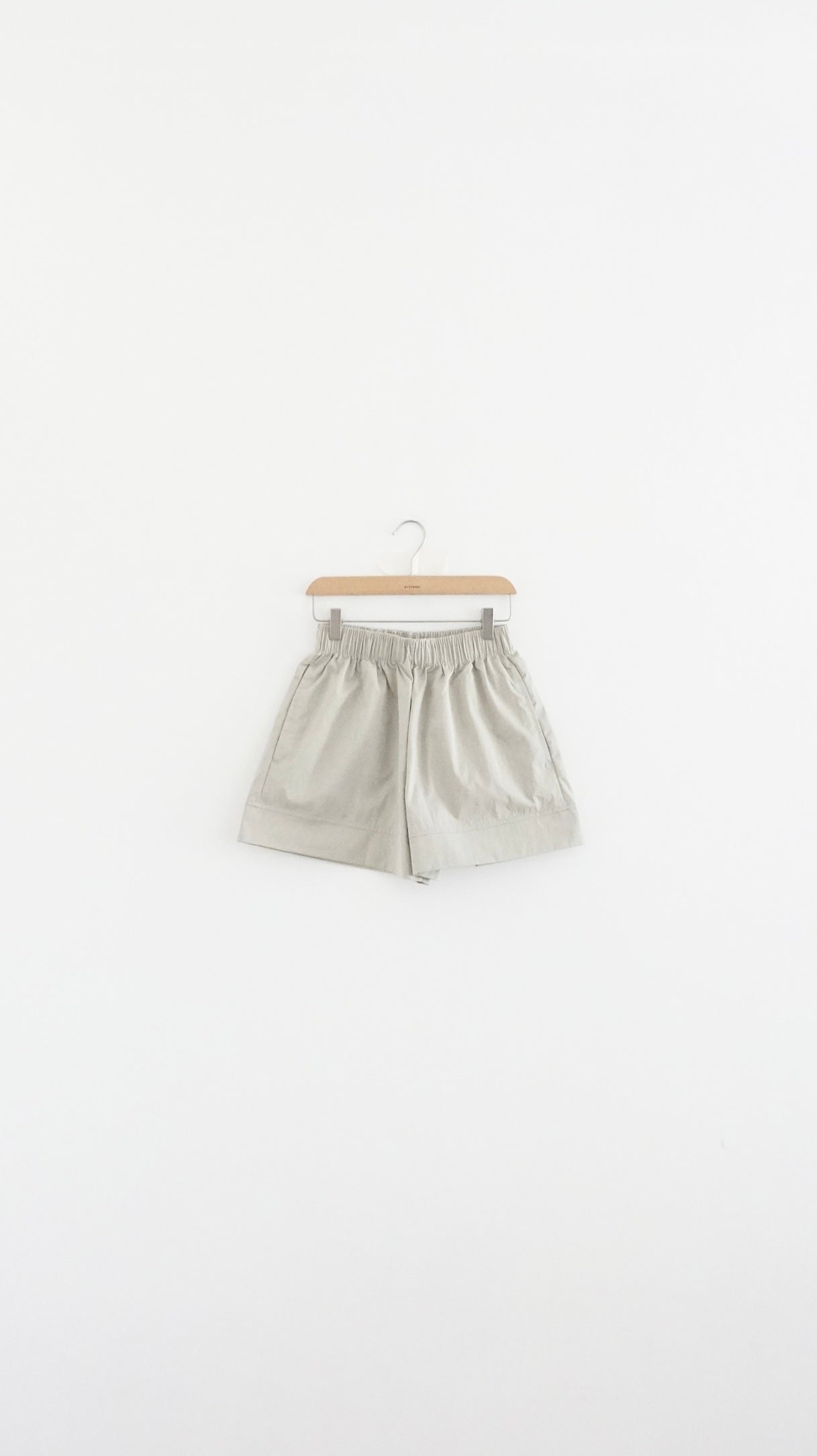 structured hem elastic shorts in beige (pre-order)