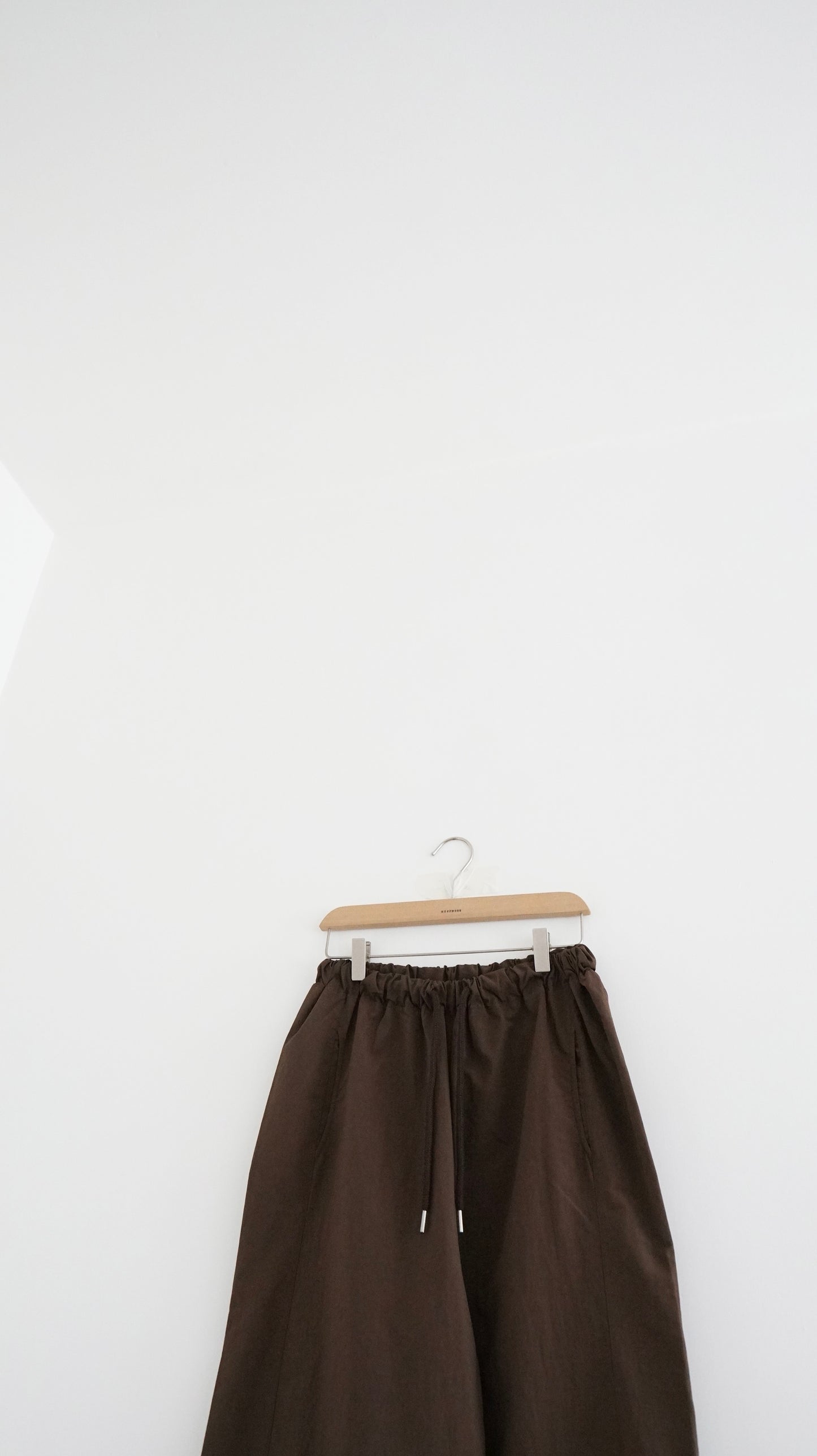 ultra-lightweight elastic pants in brown