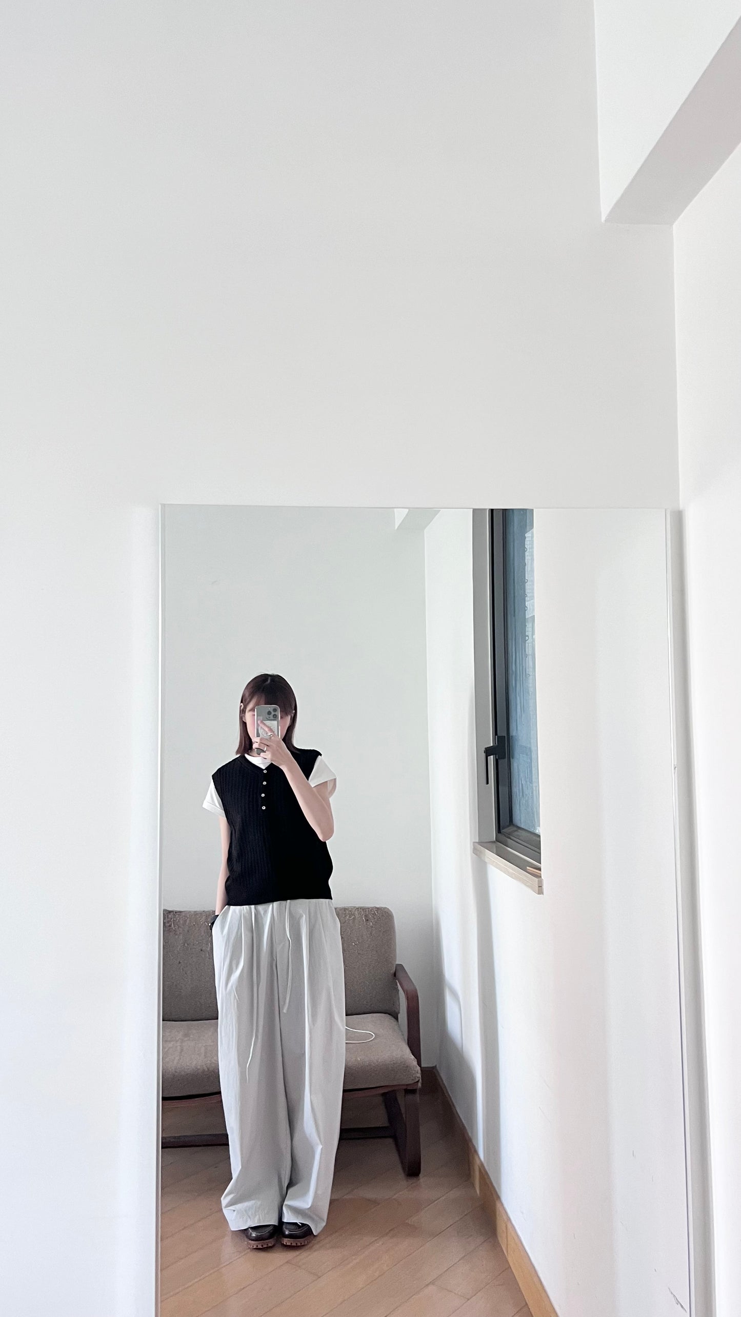 button v-neck knit tank top in black