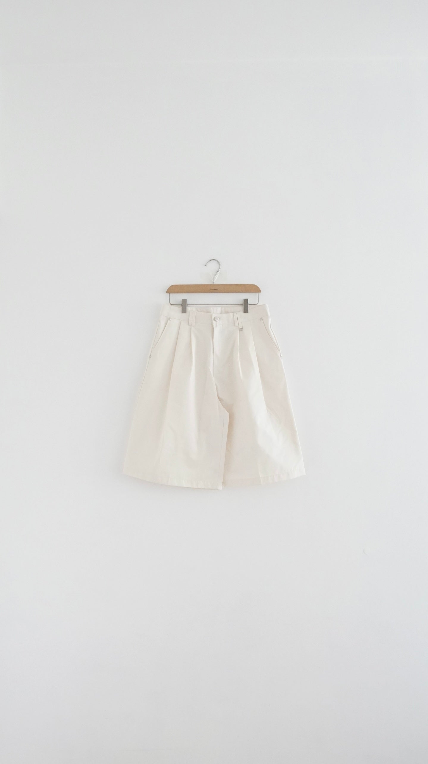 wided-leg suit shorts in ivory