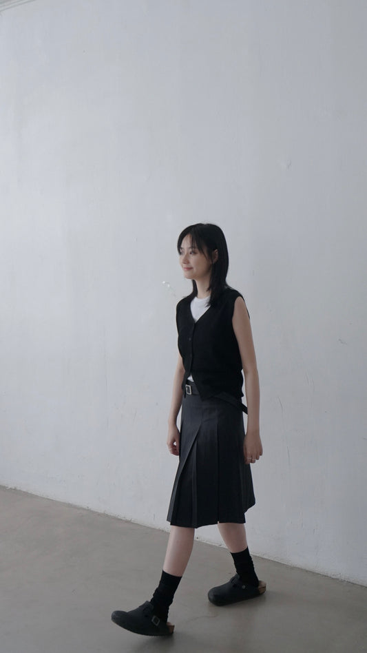 minimalist linen vest in black