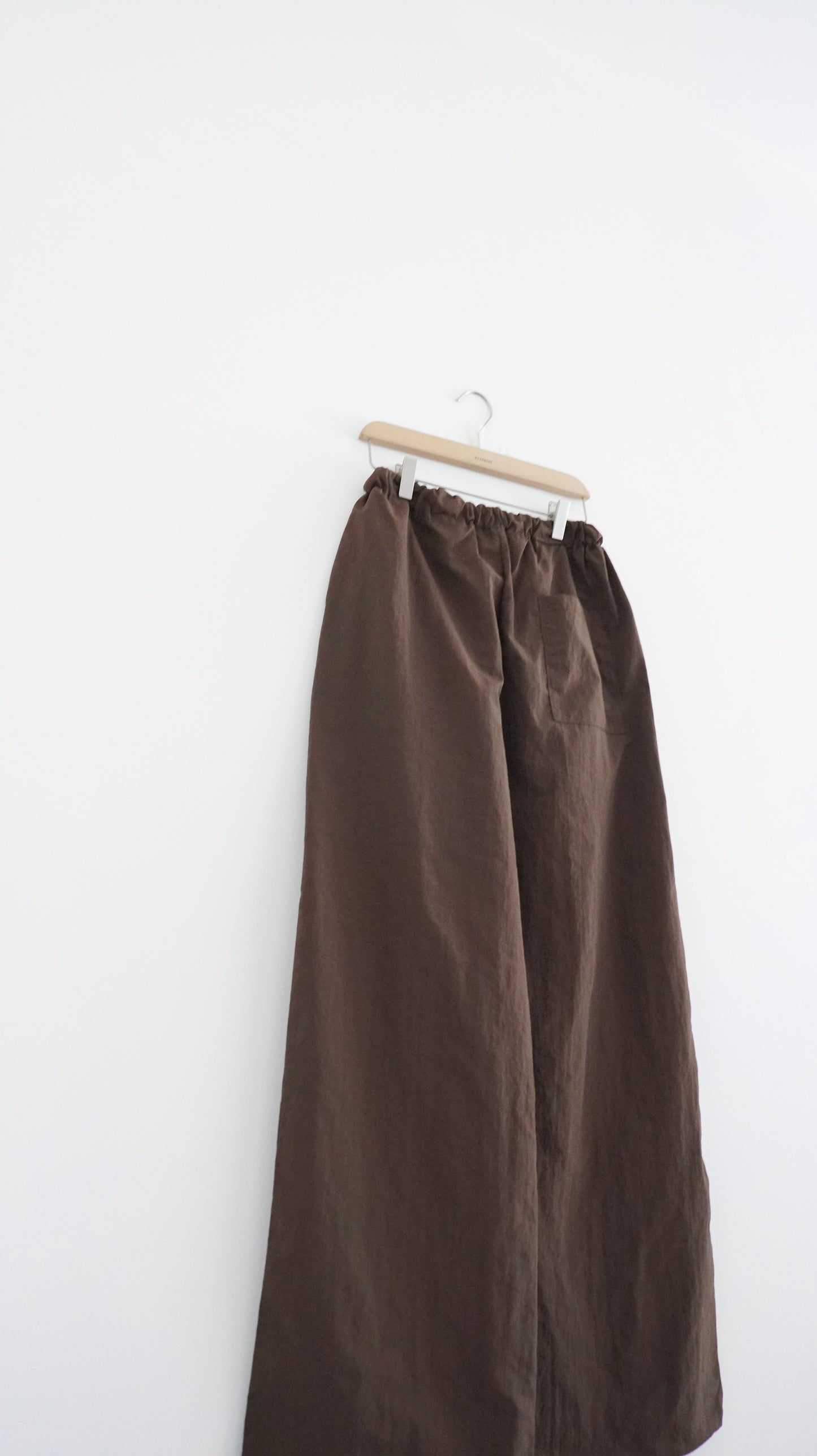 ultra-lightweight elastic pants in brown