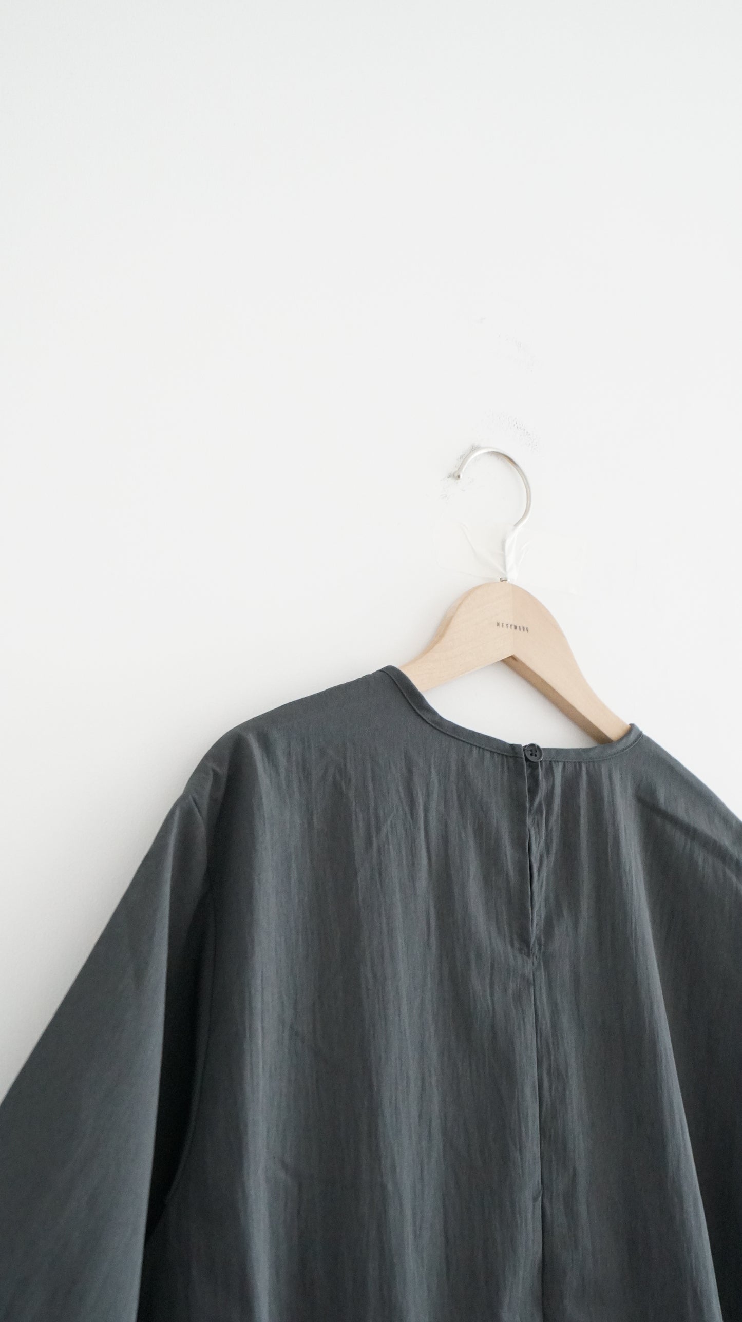 high-end ribbon tee in charcoal (pre-order)