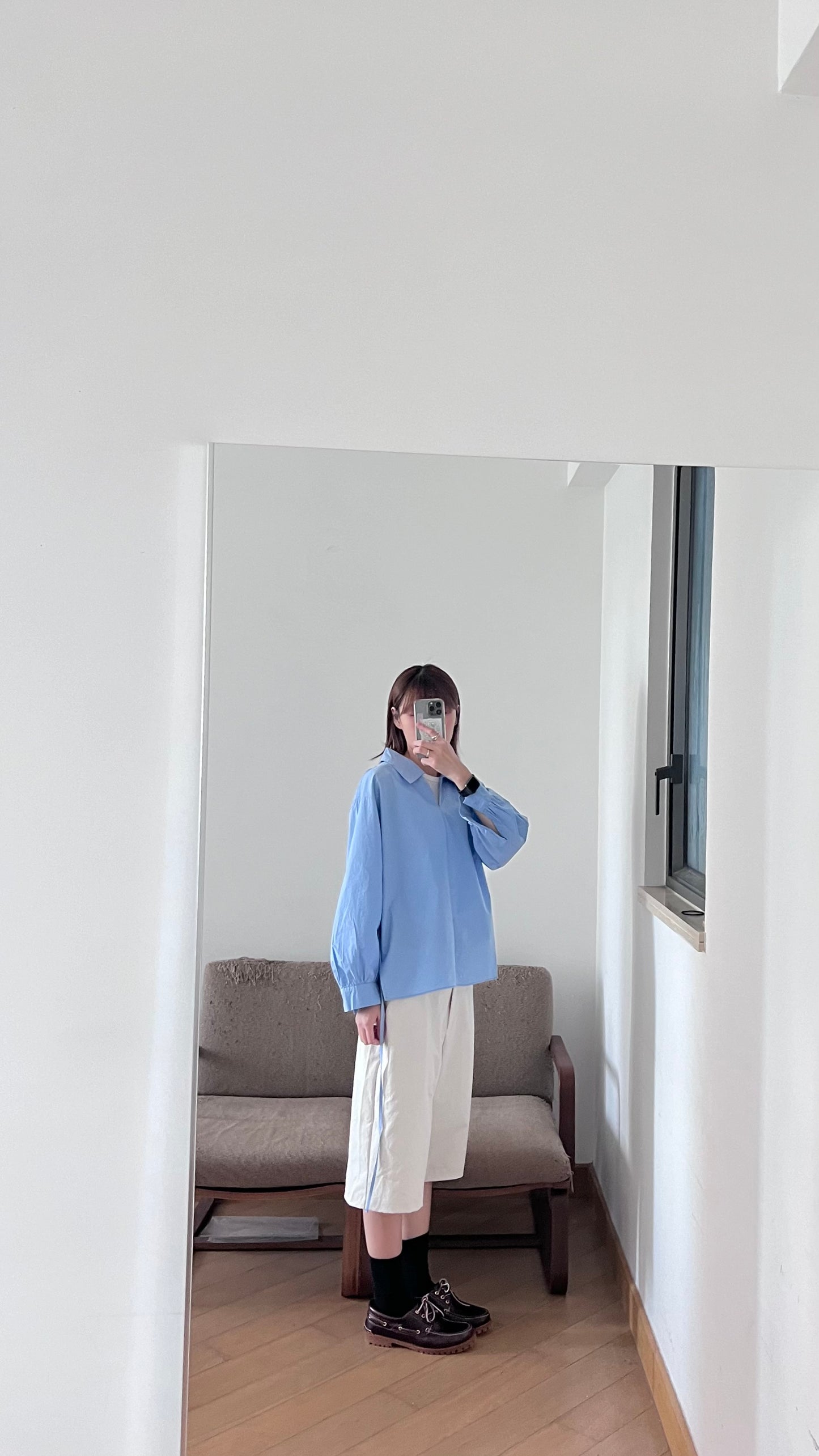 light v-neck shirt in lake blue (flawed)