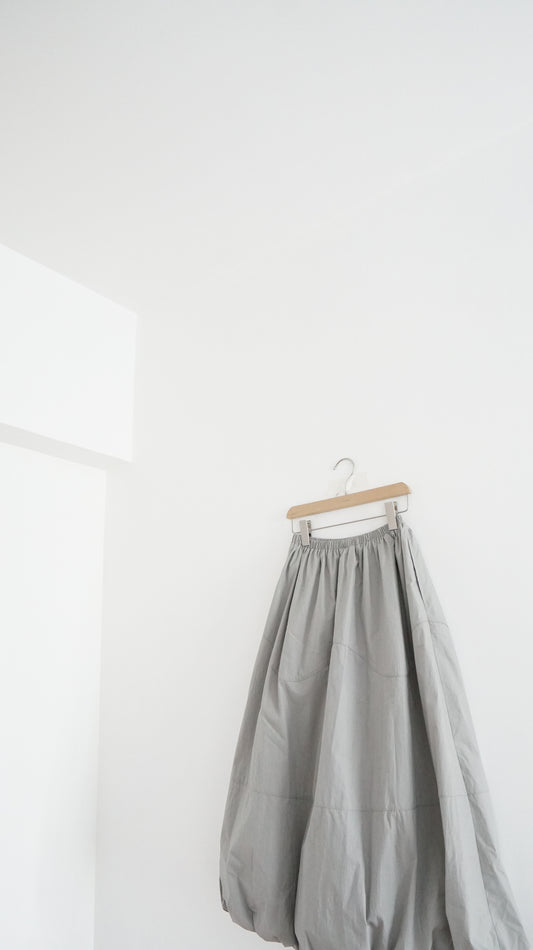 wave hem balloon skirt in light grey (pre-order)