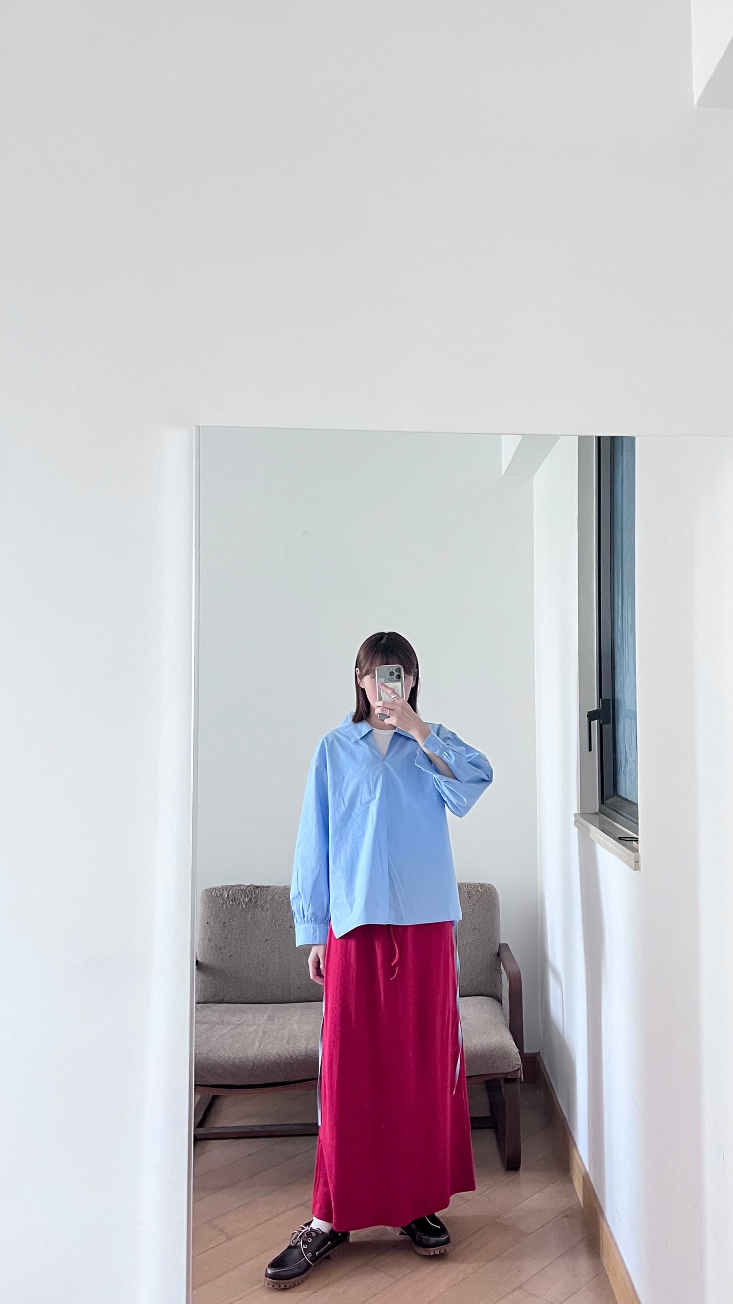 light v-neck shirt in lake blue (flawed)