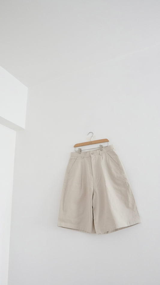 bermuda shorts in ivory