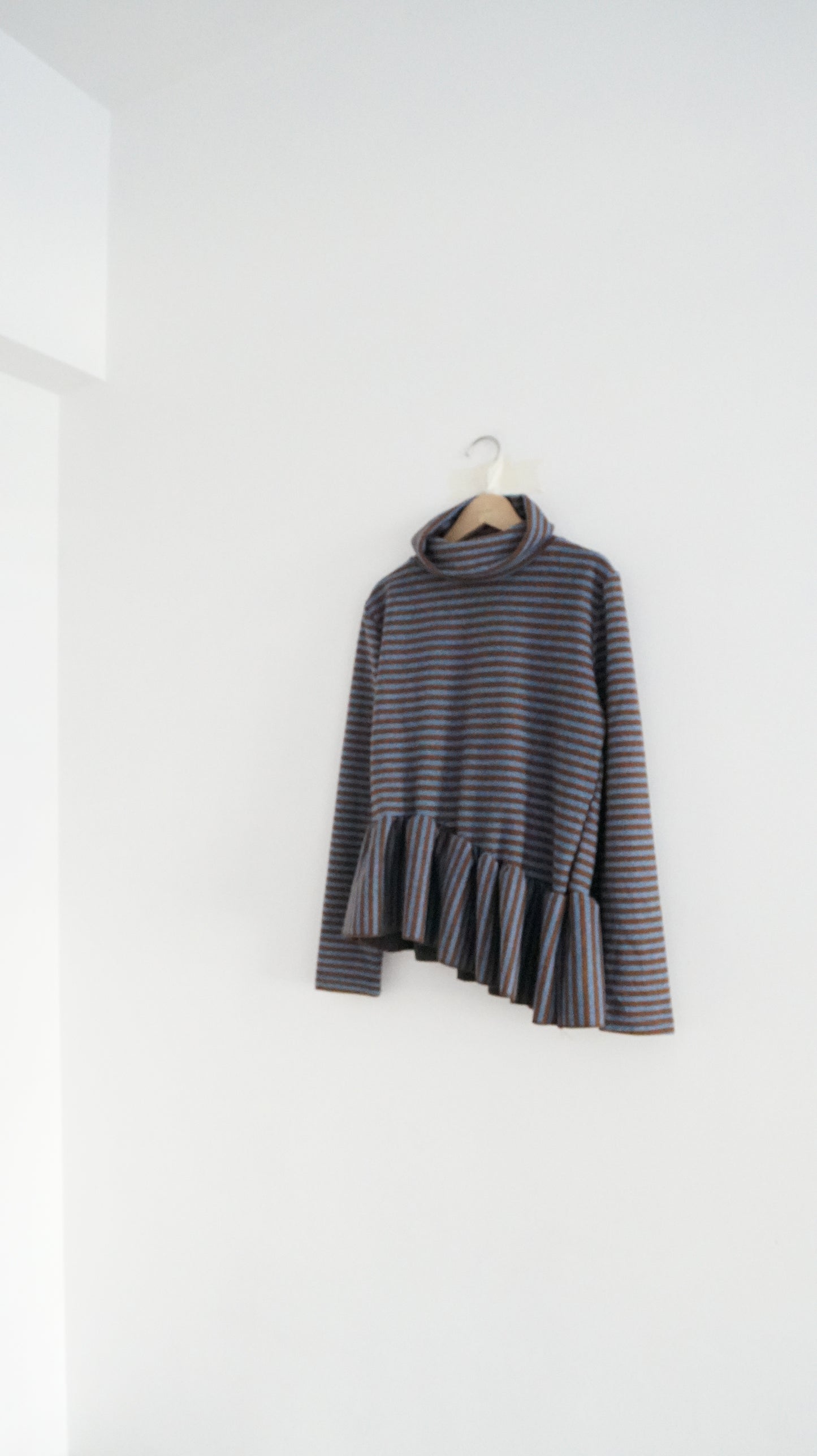 turtle-neck striped inner shirt in blue x brown