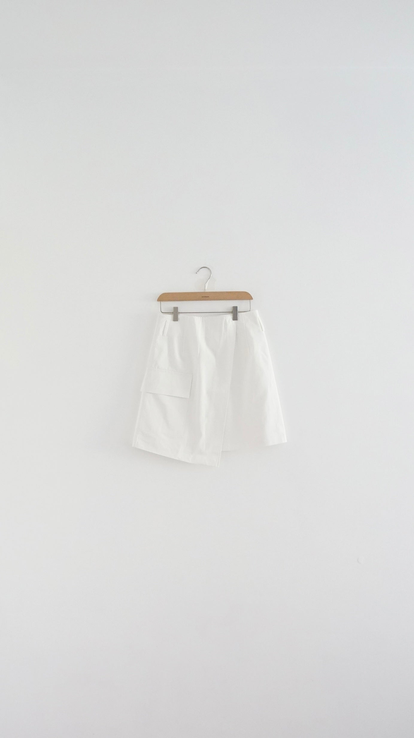 pocket midi skirt in white (flawed)
