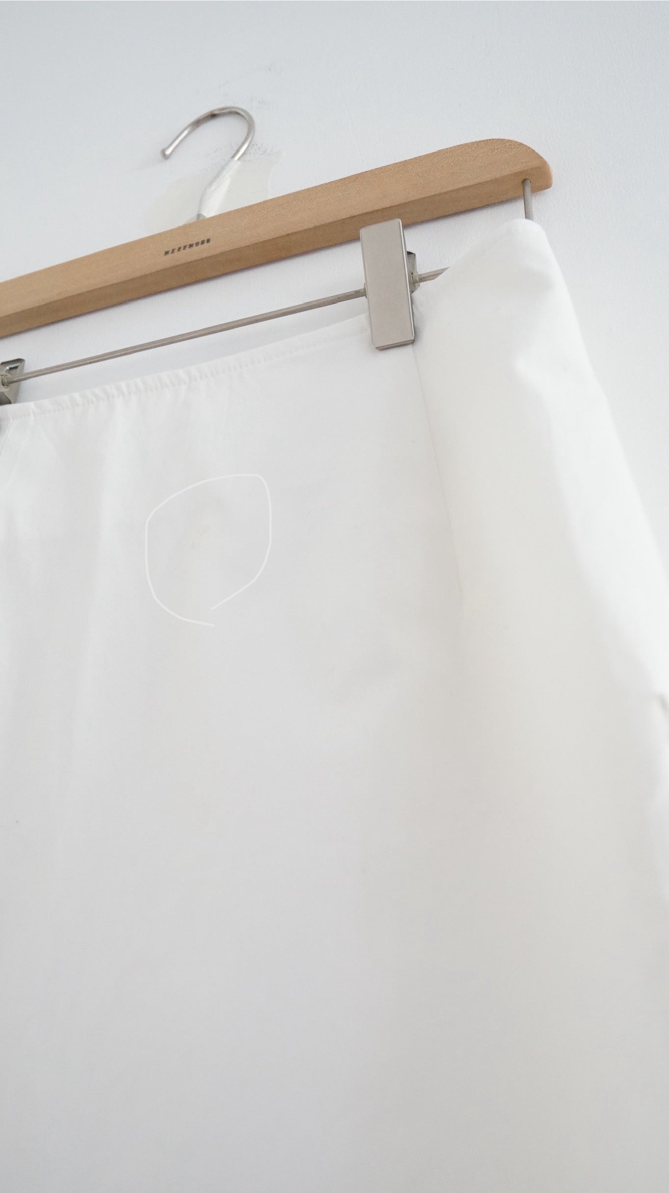 pocket midi skirt in white (flawed)