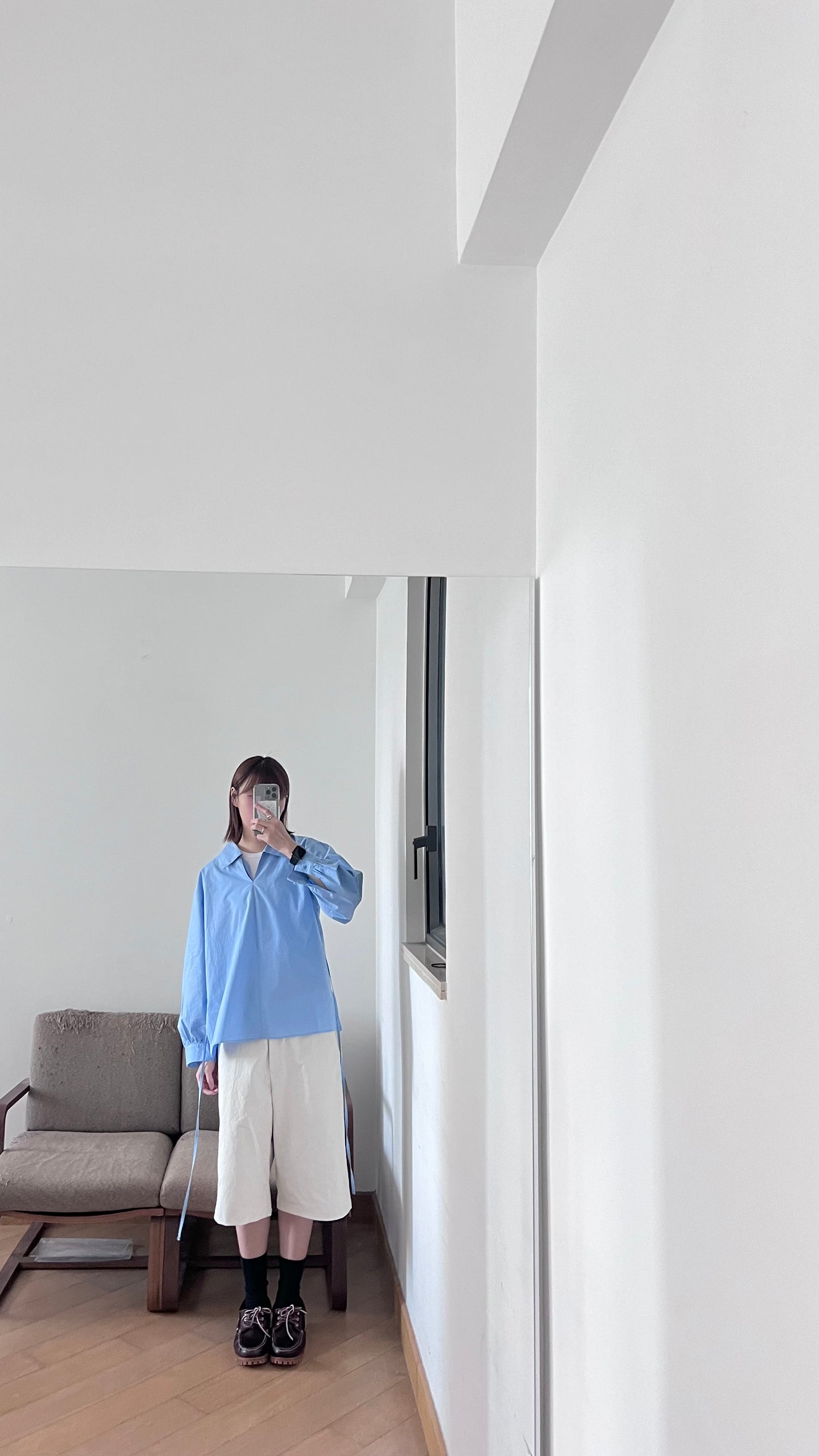 light v-neck shirt in lake blue (flawed)
