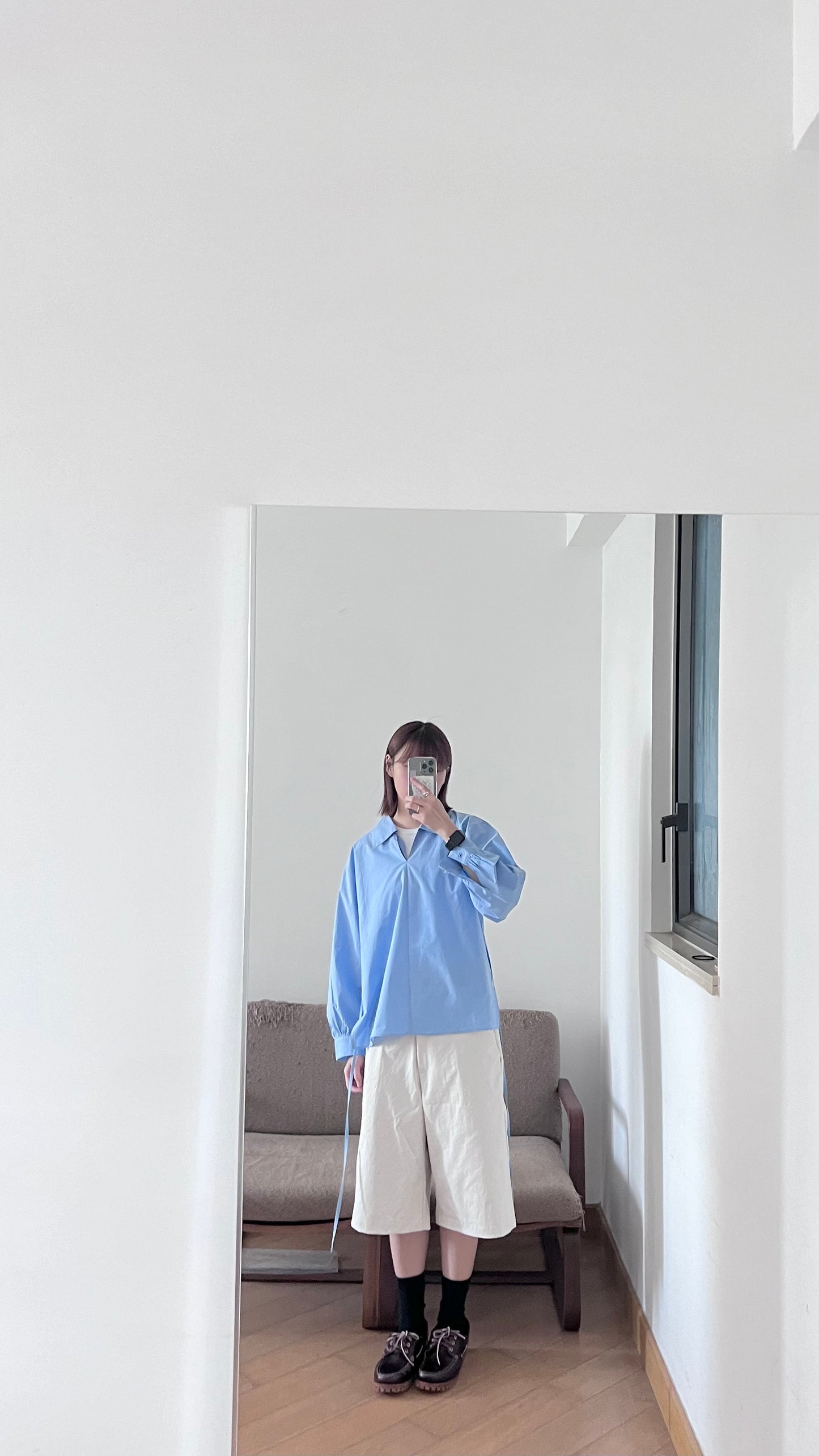light v-neck shirt in lake blue (flawed)