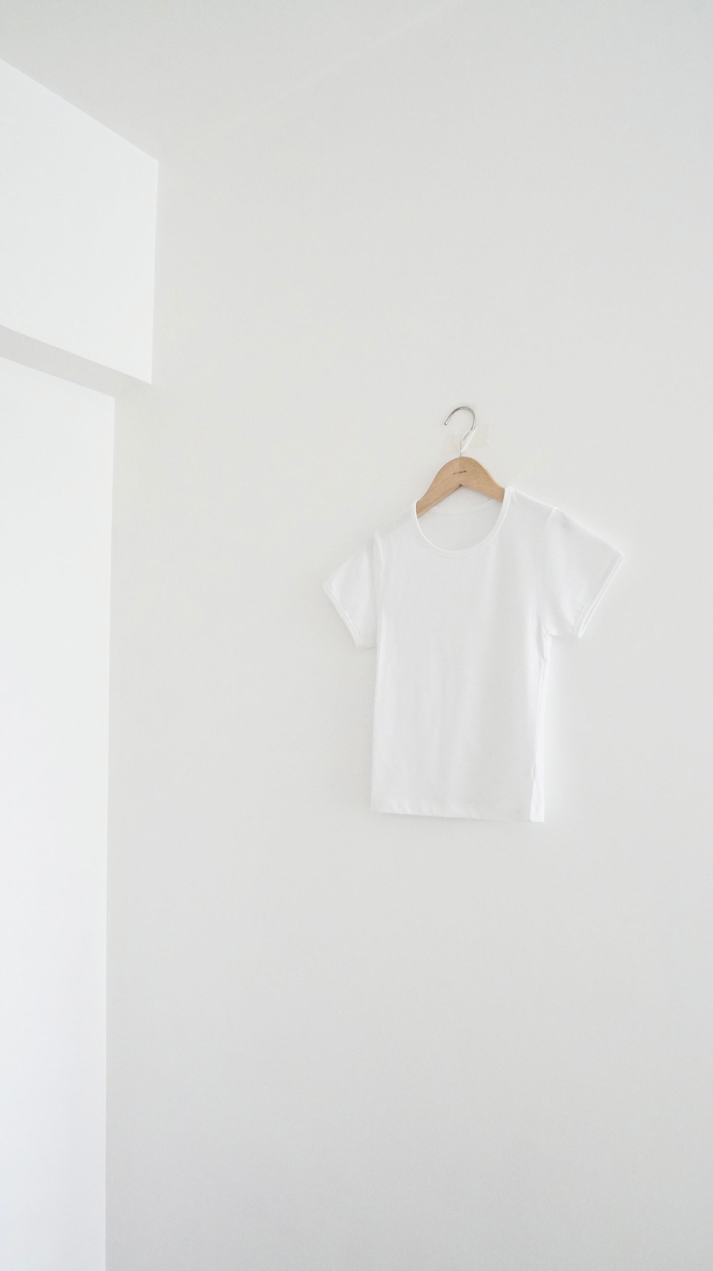 super skinny basic tee / inner in white