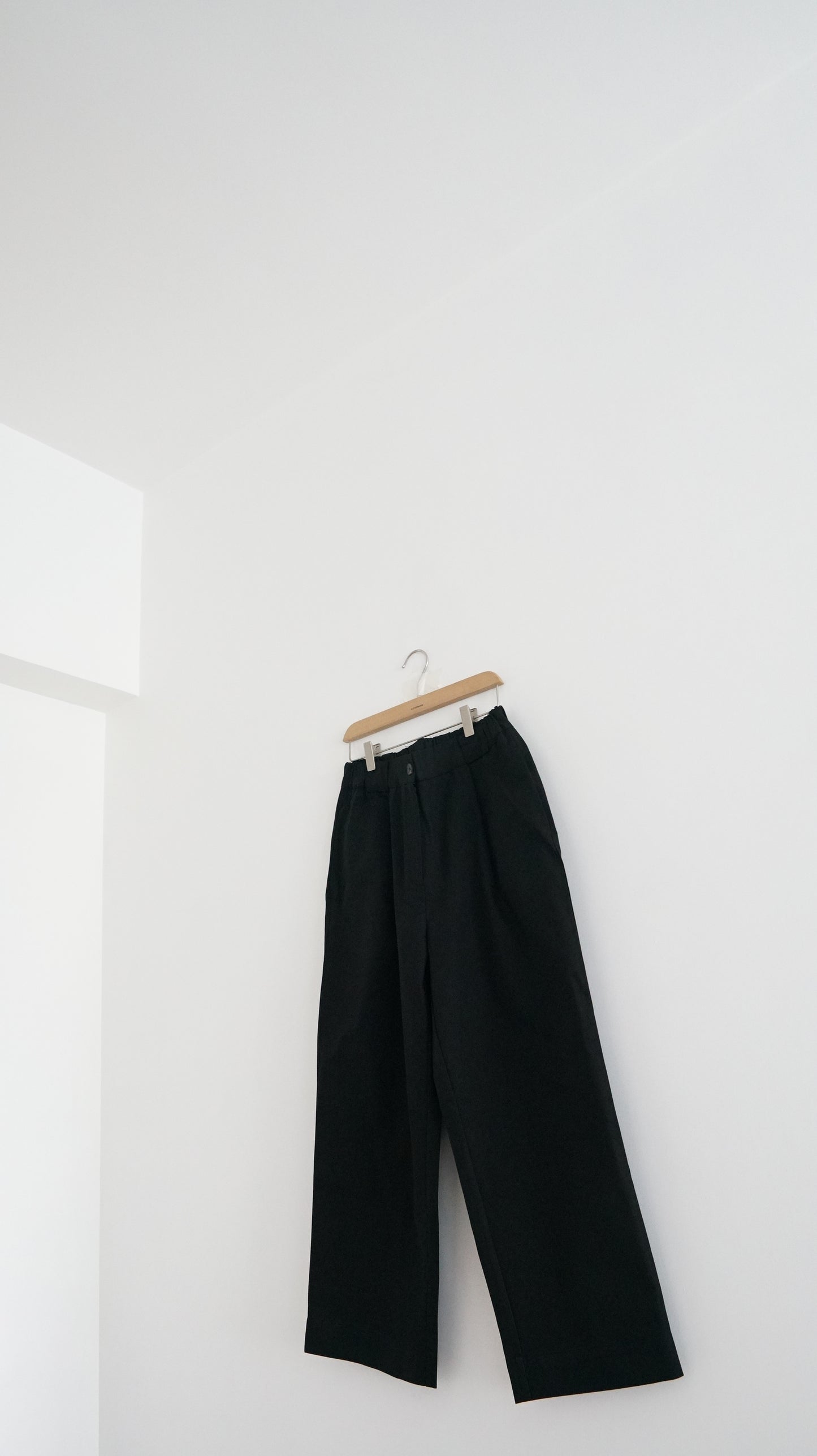 tapered nine pants in black (M)