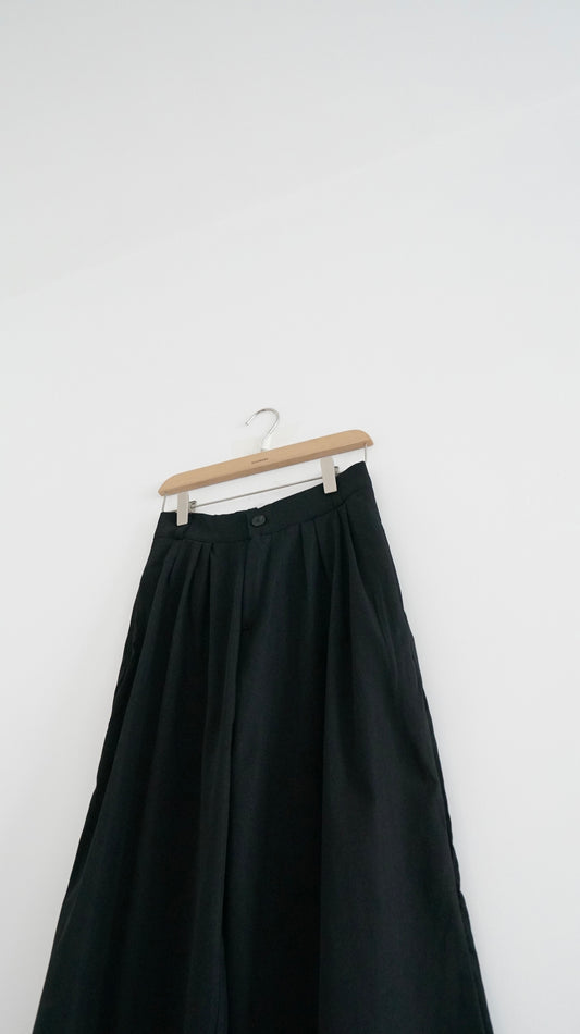 lily pleated tailor pants in black