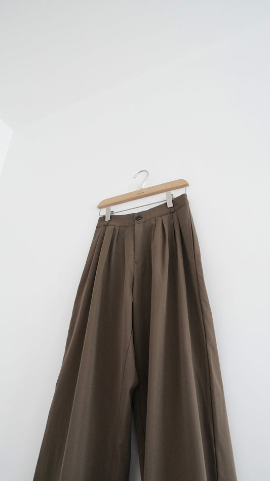 lily pleated tailor pants in beige