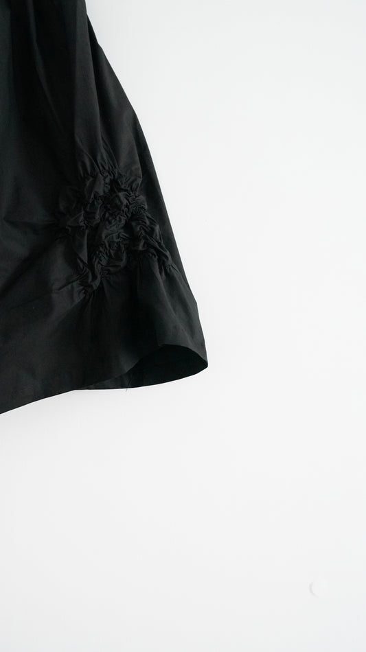 bubble pleated midi skirt in black