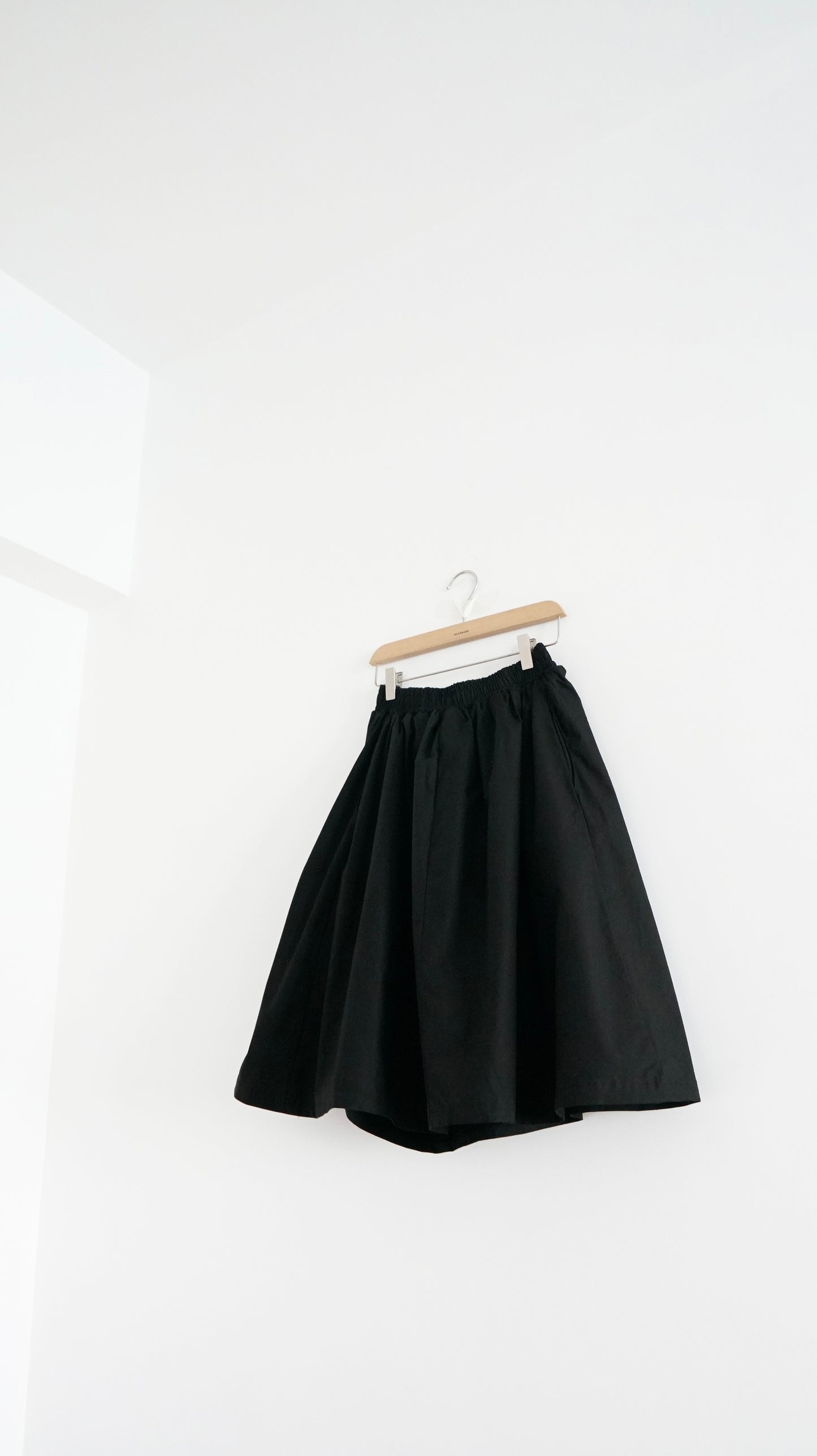 bubble pleated midi skirt in black