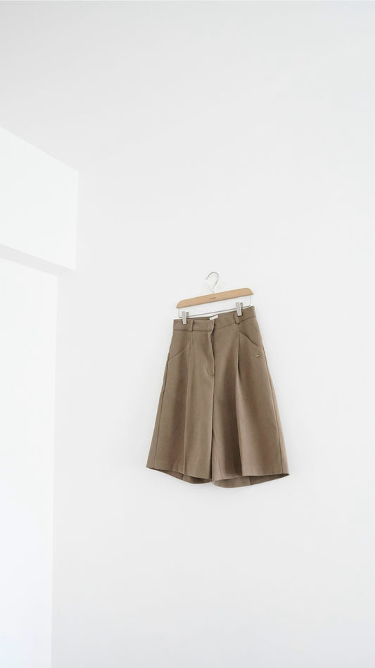 minimalist sharp pocket suit shorts in khaki (pre-order)