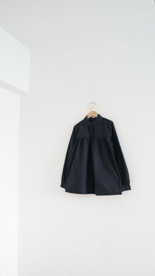 pleated collar shirt in navy (pre-order)