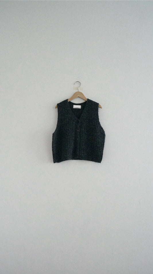 minimalist vest in dark grey (pre-order)