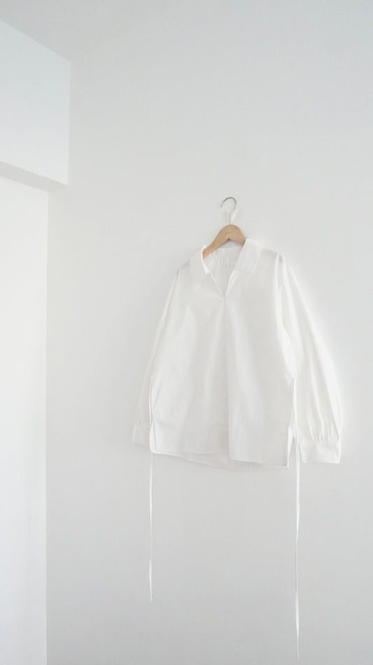light v-neck shirt in white